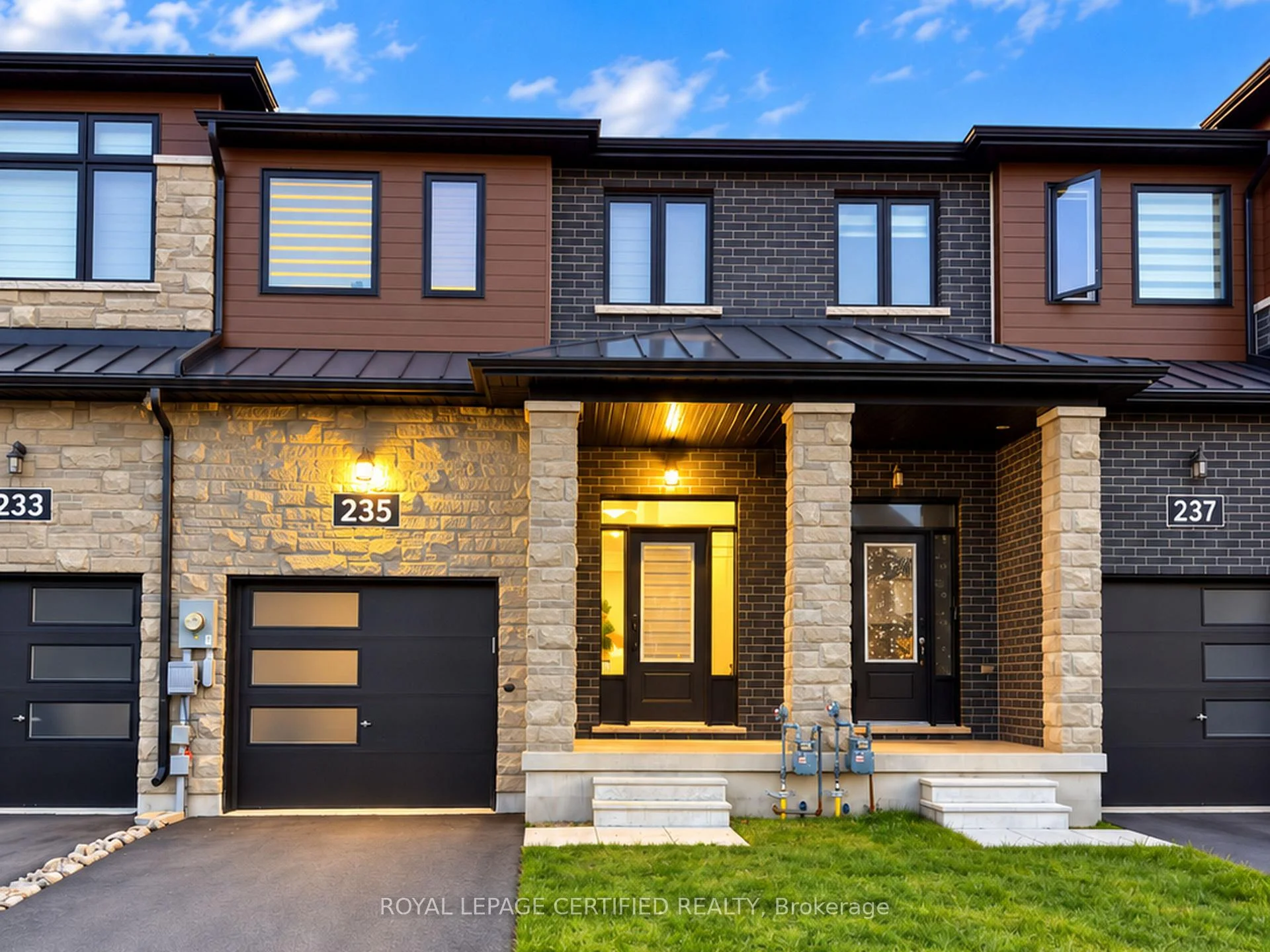 Photo 2 of 235 Lormont Boulevard, Hamilton, Stoney Creek — HOMEH