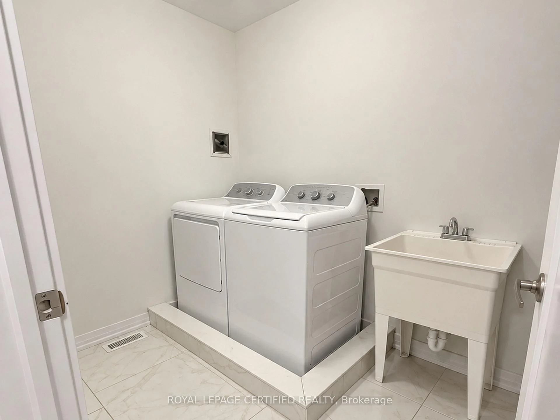 Photo 7 of 235 Lormont Boulevard, Hamilton, Stoney Creek — HOMEH