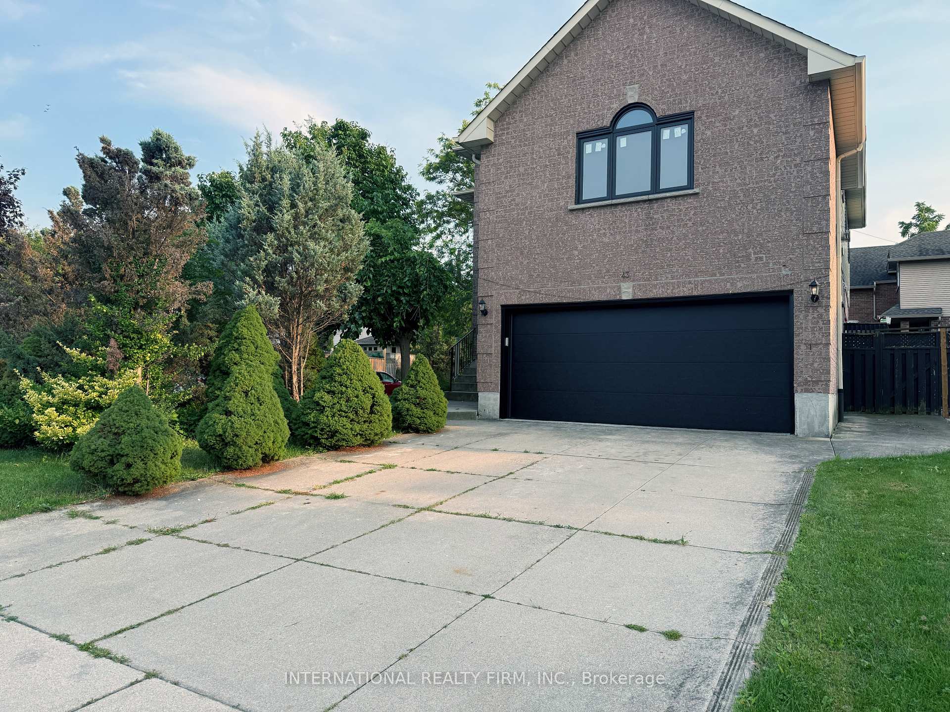 Photo 2 of 43 Falconridge Drive, Hamilton, Carpenter — HOMEH