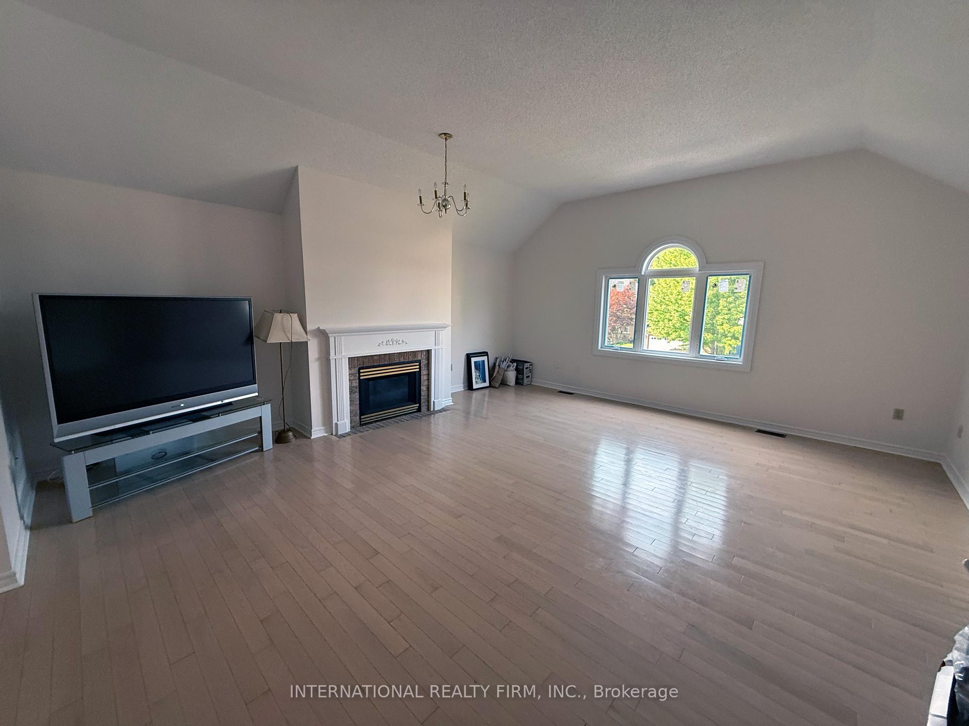 Photo 27 of 43 Falconridge Drive, Hamilton, Carpenter — HOMEH