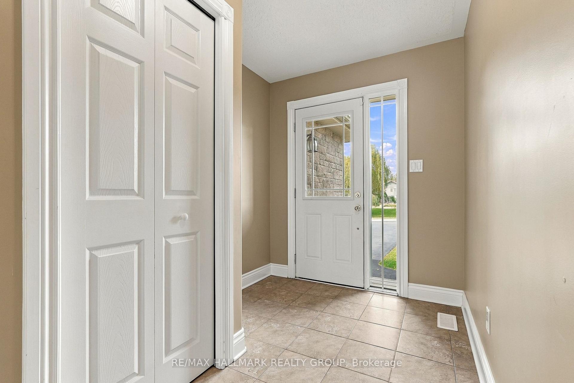 Photo 3 of 12 Red Oak Drive, North Grenville, North Grenville Twp (Kemptville South) — HOMEH