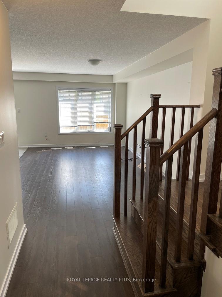 Photo 4 of 12 Pagebrook Crescent, Hamilton, Stoney Creek Mountain — HOMEH