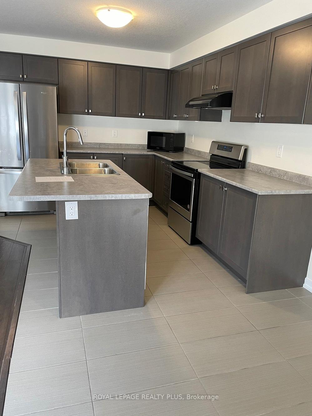 Photo 6 of 12 Pagebrook Crescent, Hamilton, Stoney Creek Mountain — HOMEH