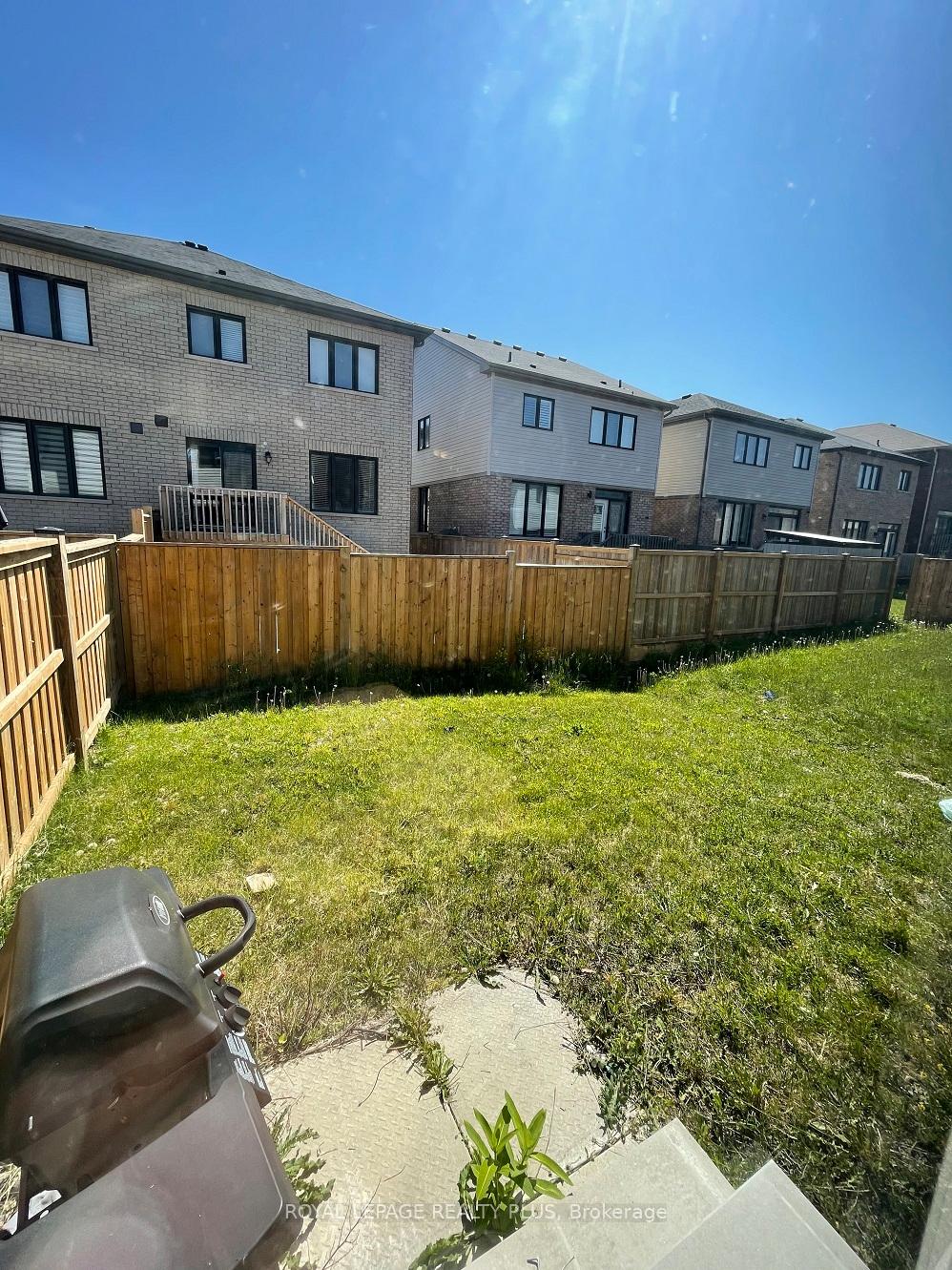 Photo 17 of 12 Pagebrook Crescent, Hamilton, Stoney Creek Mountain — HOMEH