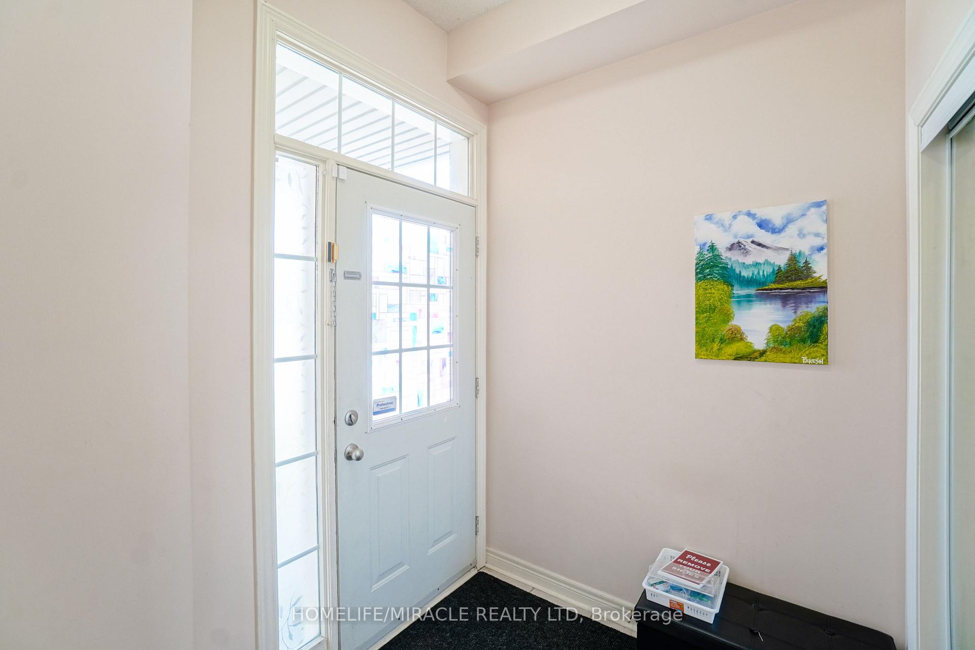 Photo 5 of 824 Khan Crescent, Mississauga, East Credit — HOMEH