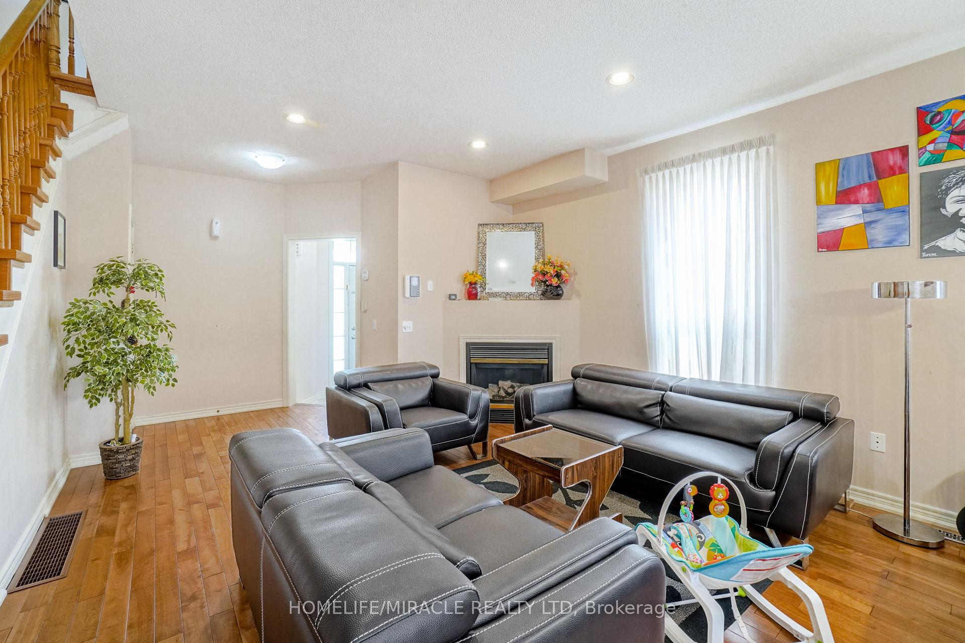 Photo 6 of 824 Khan Crescent, Mississauga, East Credit — HOMEH
