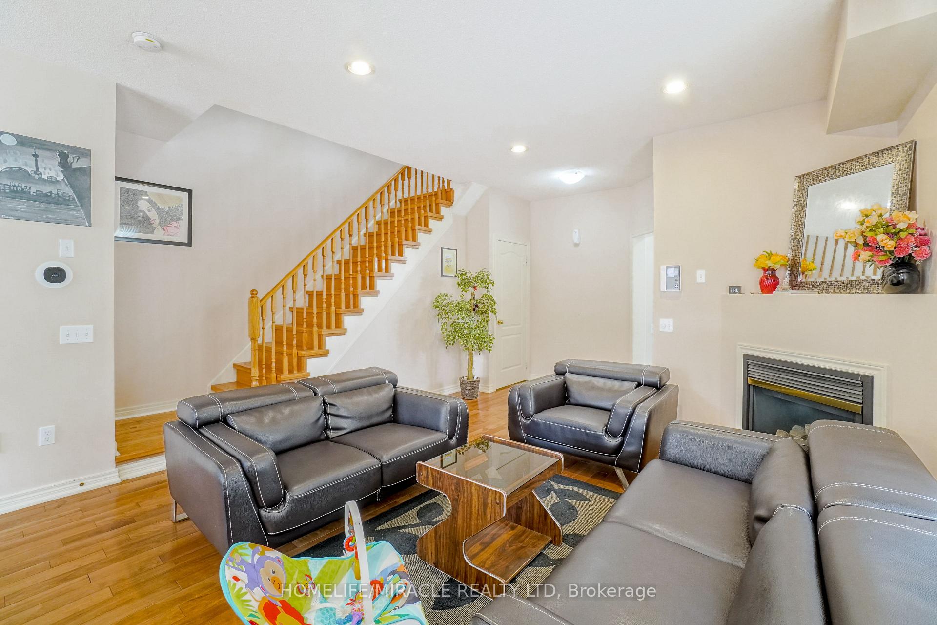 Photo 7 of 824 Khan Crescent, Mississauga, East Credit — HOMEH