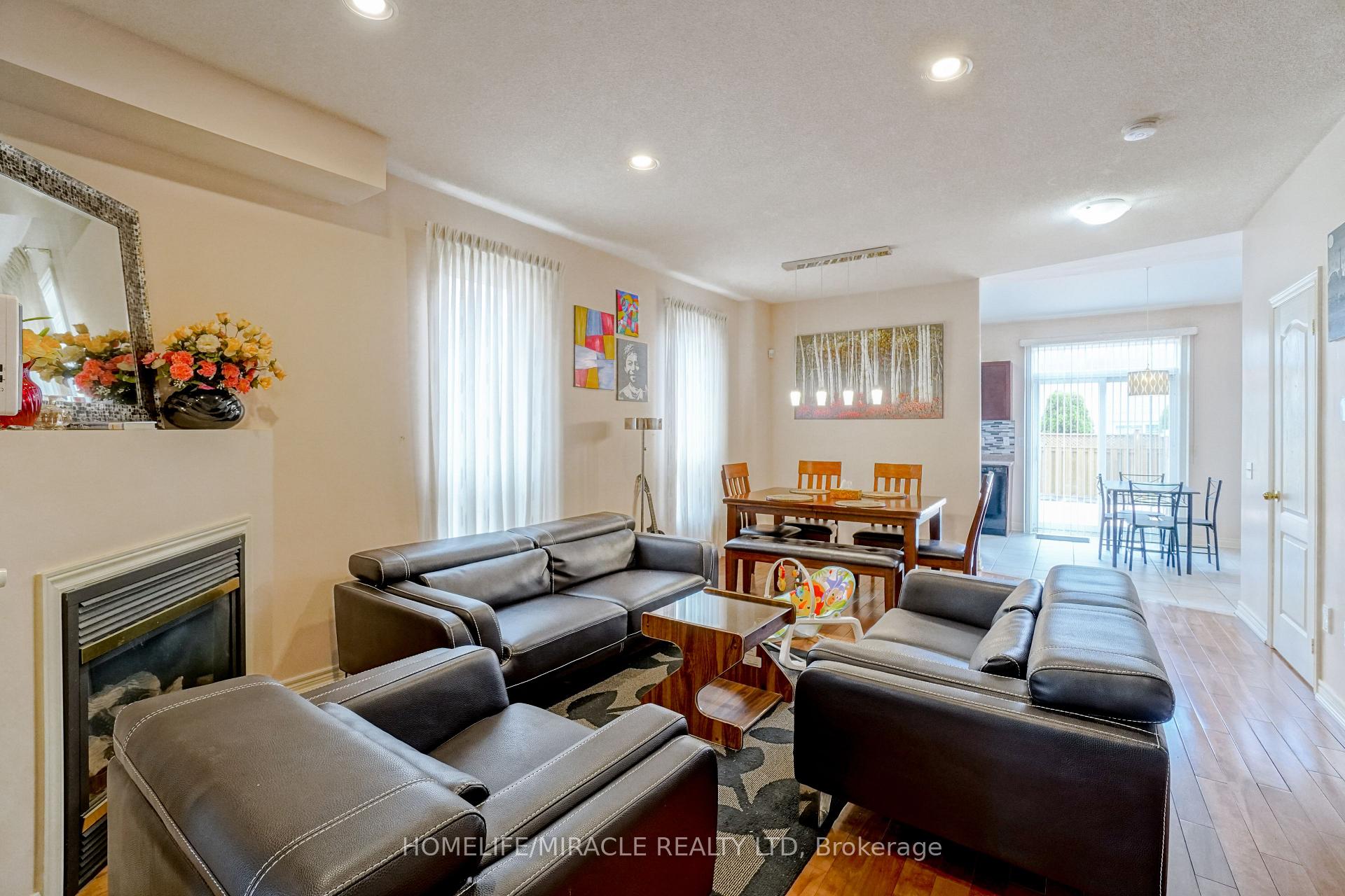 Photo 9 of 824 Khan Crescent, Mississauga, East Credit — HOMEH