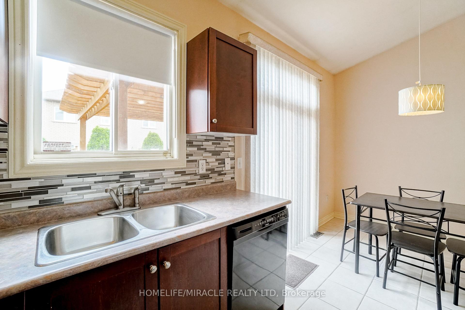 Photo 12 of 824 Khan Crescent, Mississauga, East Credit — HOMEH