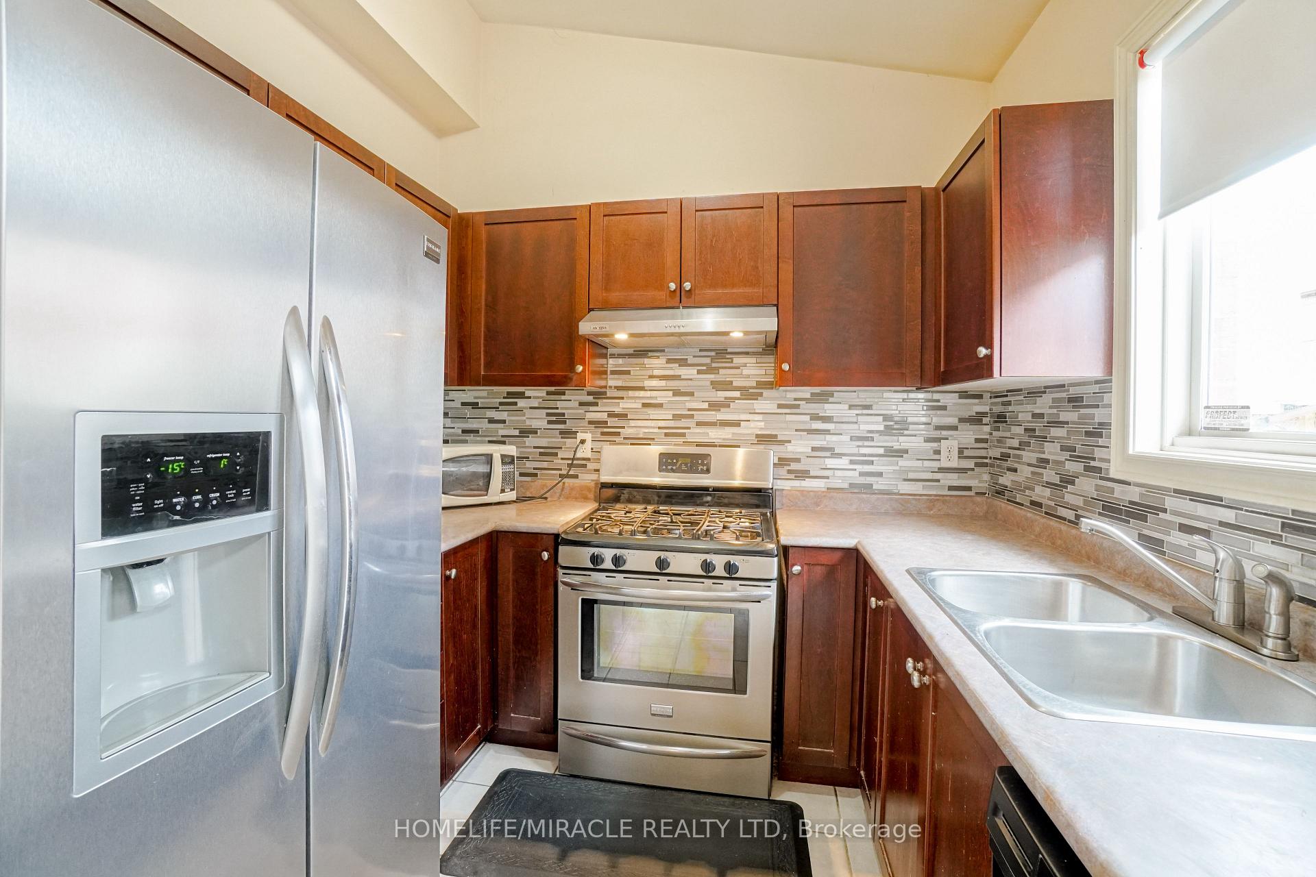 Photo 13 of 824 Khan Crescent, Mississauga, East Credit — HOMEH