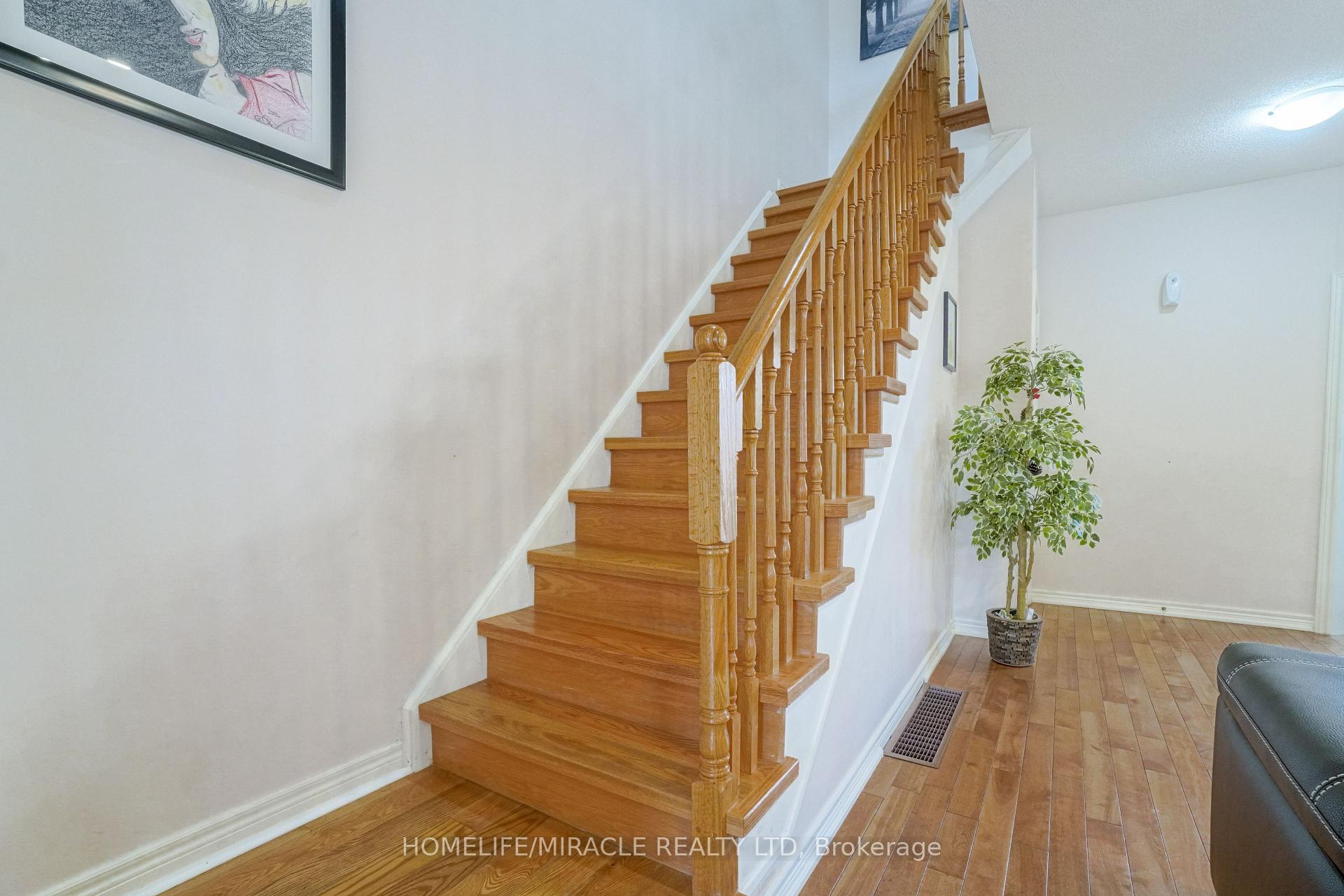 Photo 18 of 824 Khan Crescent, Mississauga, East Credit — HOMEH