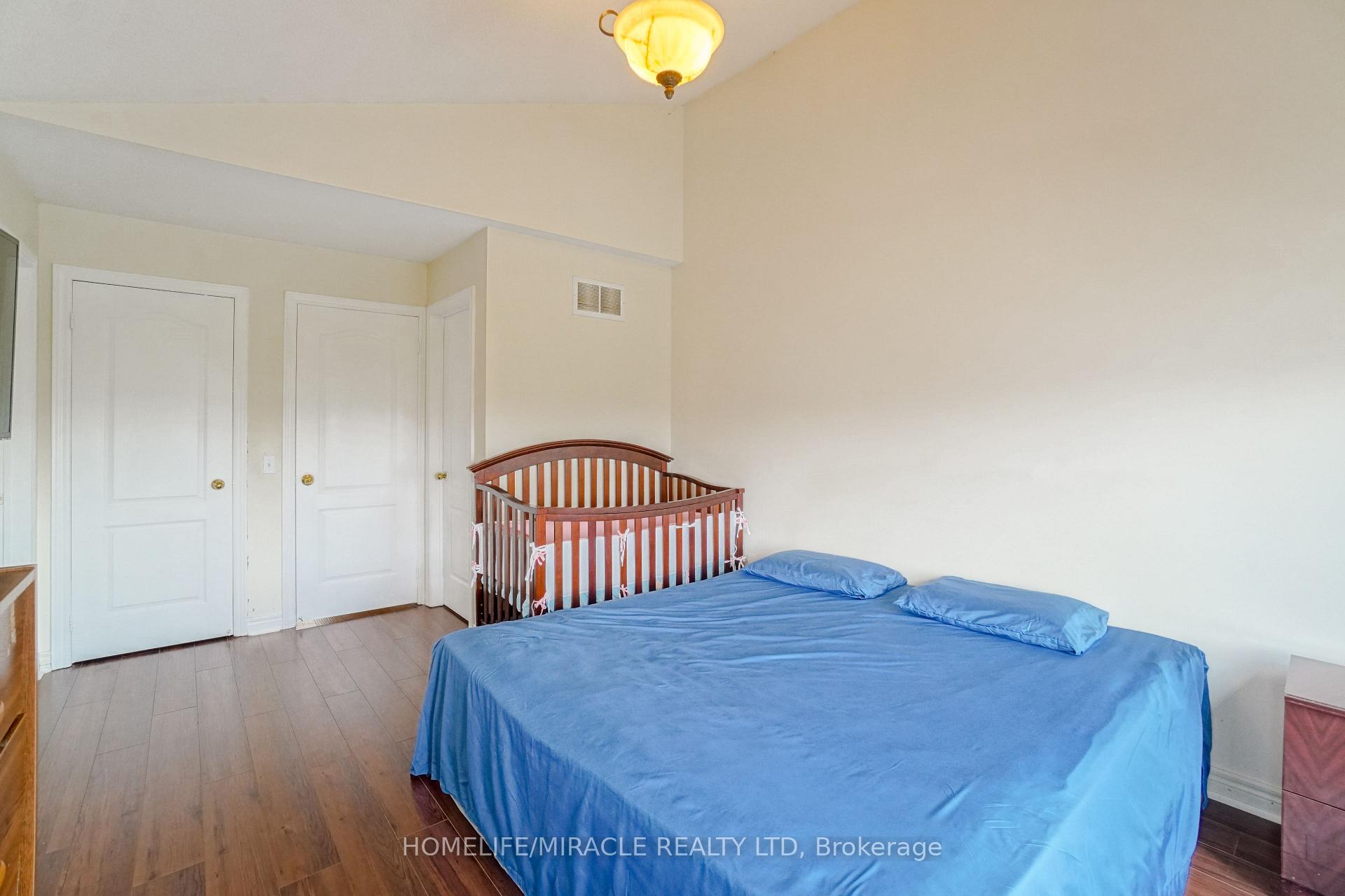 Photo 20 of 824 Khan Crescent, Mississauga, East Credit — HOMEH