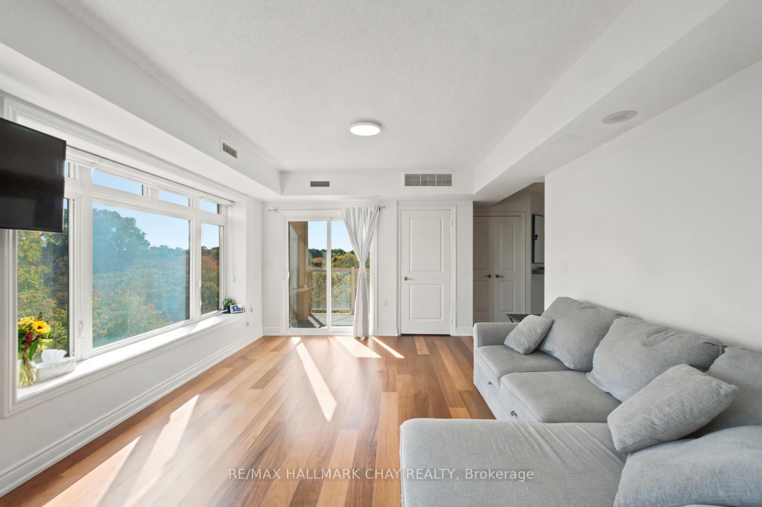 Photo 9 of Unit 607, 149 Church Street, King, Schomberg — HOMEH