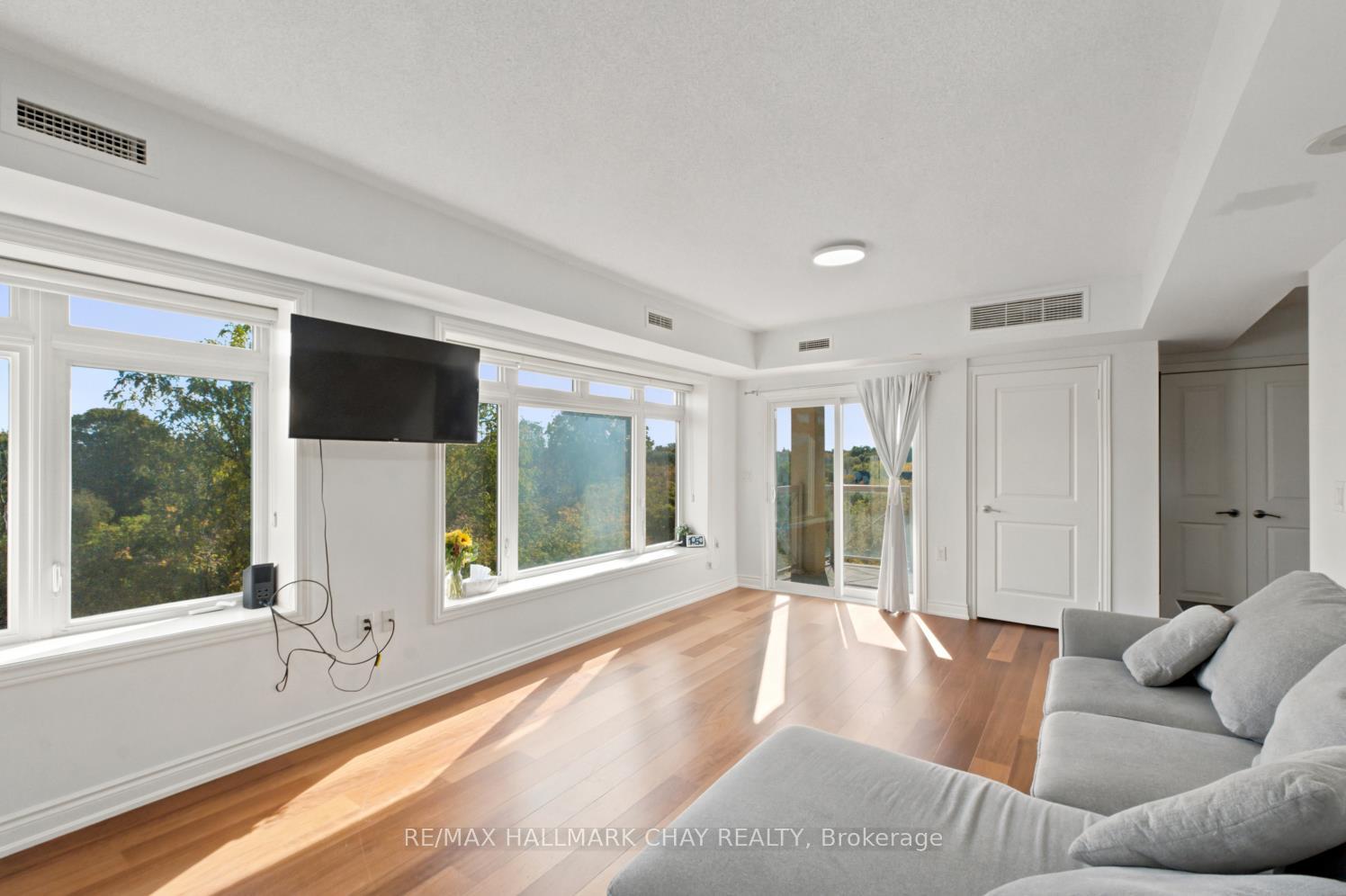 Photo 10 of Unit 607, 149 Church Street, King, Schomberg — HOMEH