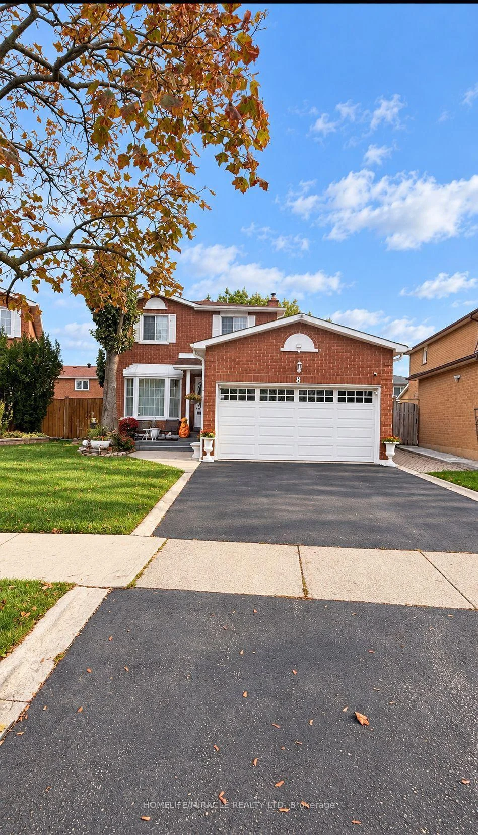 Photo 3 of 8 Willowcrest Court, Brampton, Brampton West — HOMEH