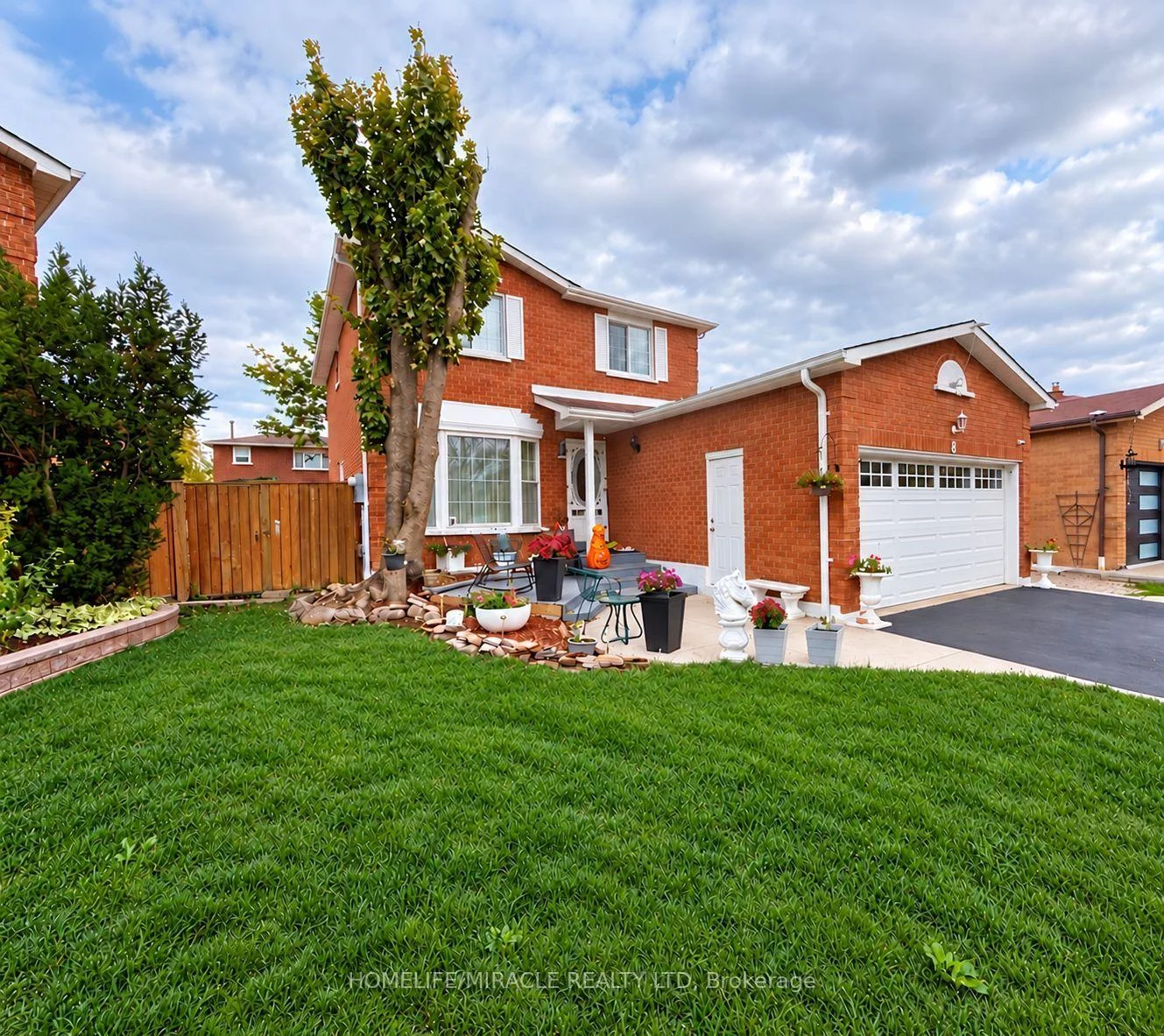 Photo 4 of 8 Willowcrest Court, Brampton, Brampton West — HOMEH