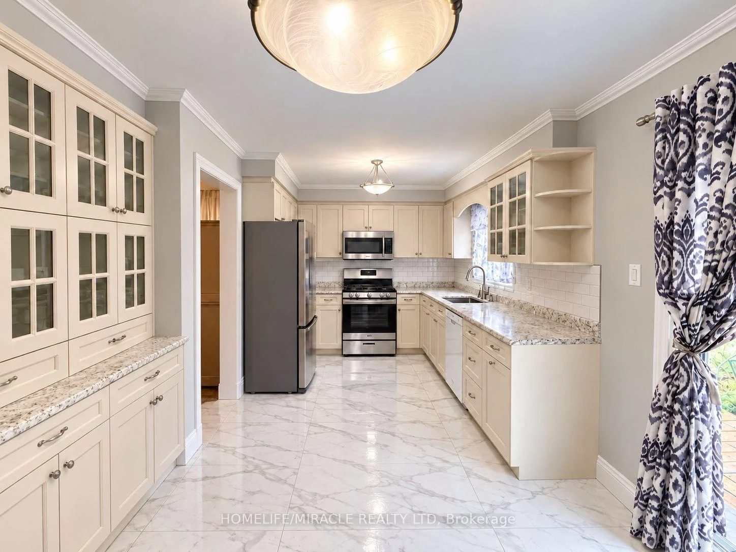 Photo 7 of 8 Willowcrest Court, Brampton, Brampton West — HOMEH
