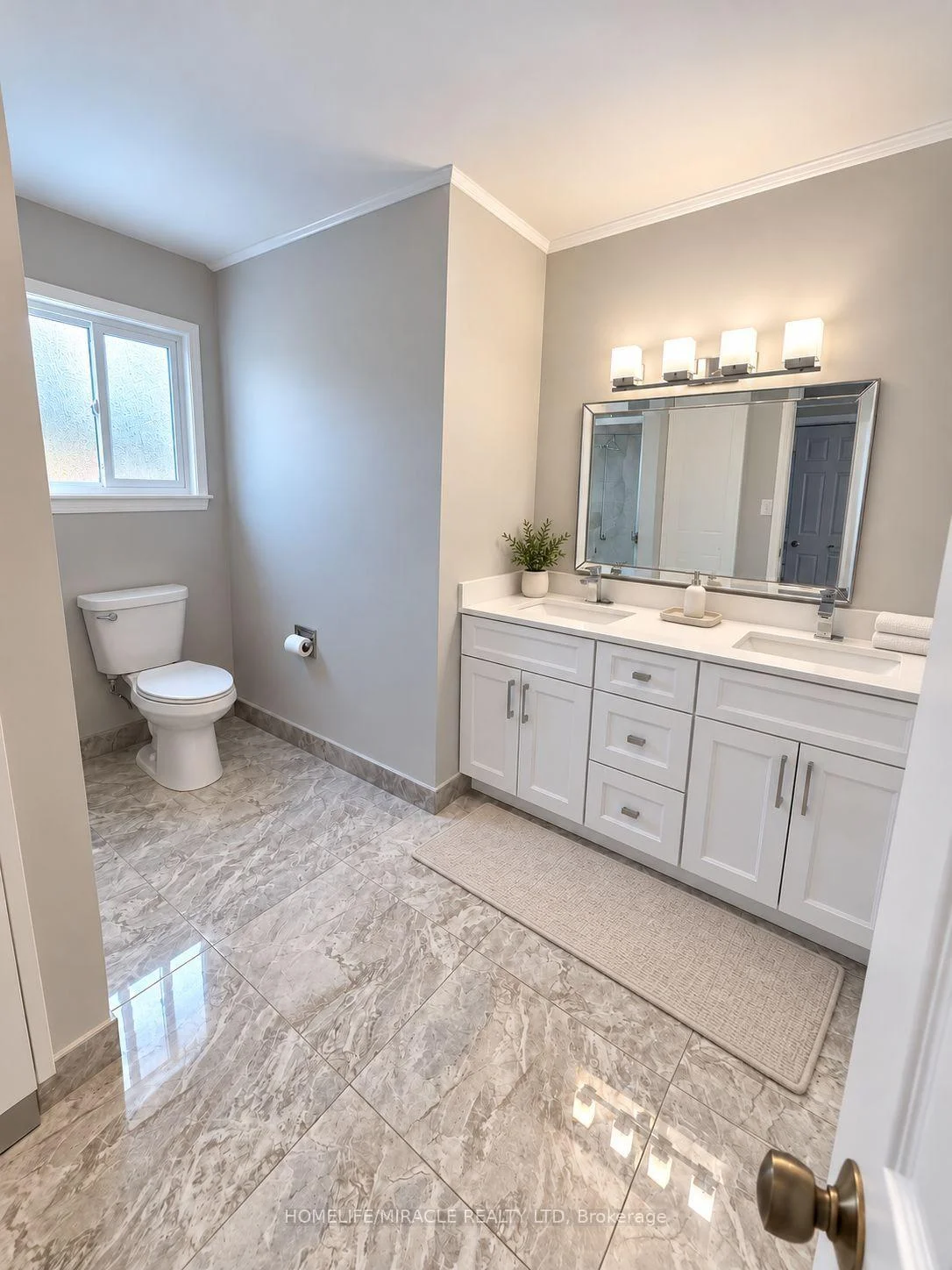 Photo 10 of 8 Willowcrest Court, Brampton, Brampton West — HOMEH
