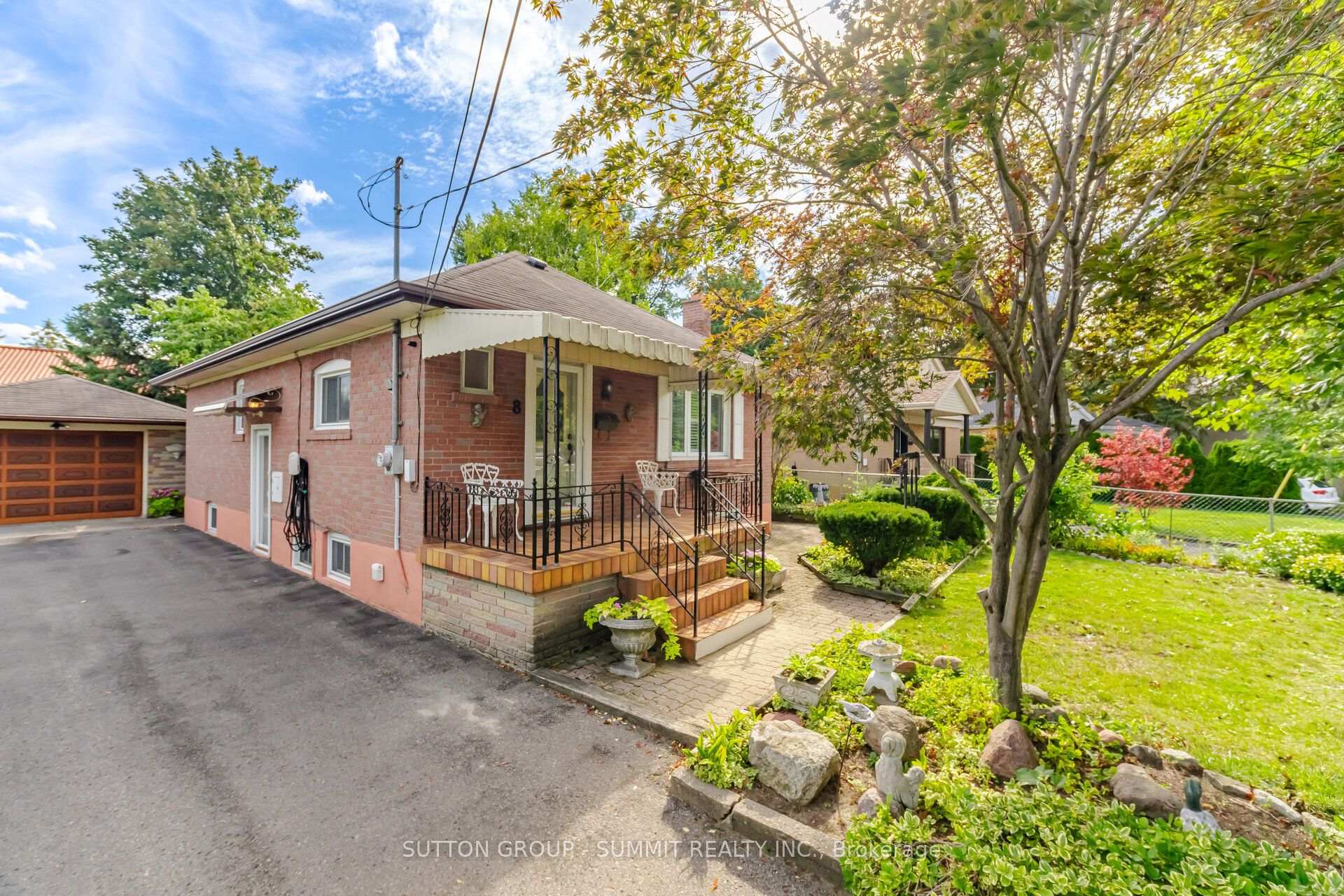 Photo 2 of 8 Woolton Crescent, North York, Brookhaven-Amesbury — HOMEH