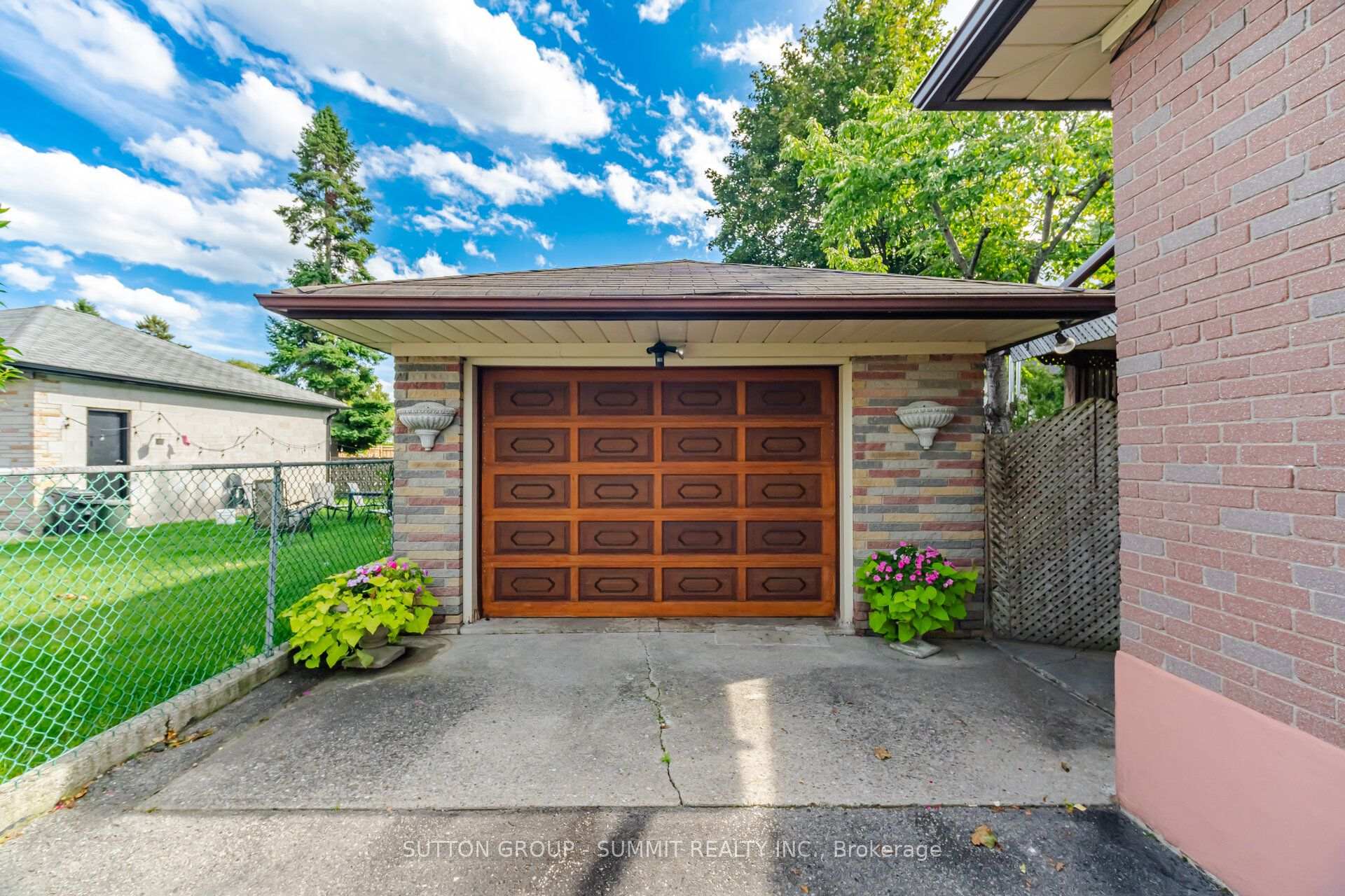 Photo 3 of 8 Woolton Crescent, North York, Brookhaven-Amesbury — HOMEH