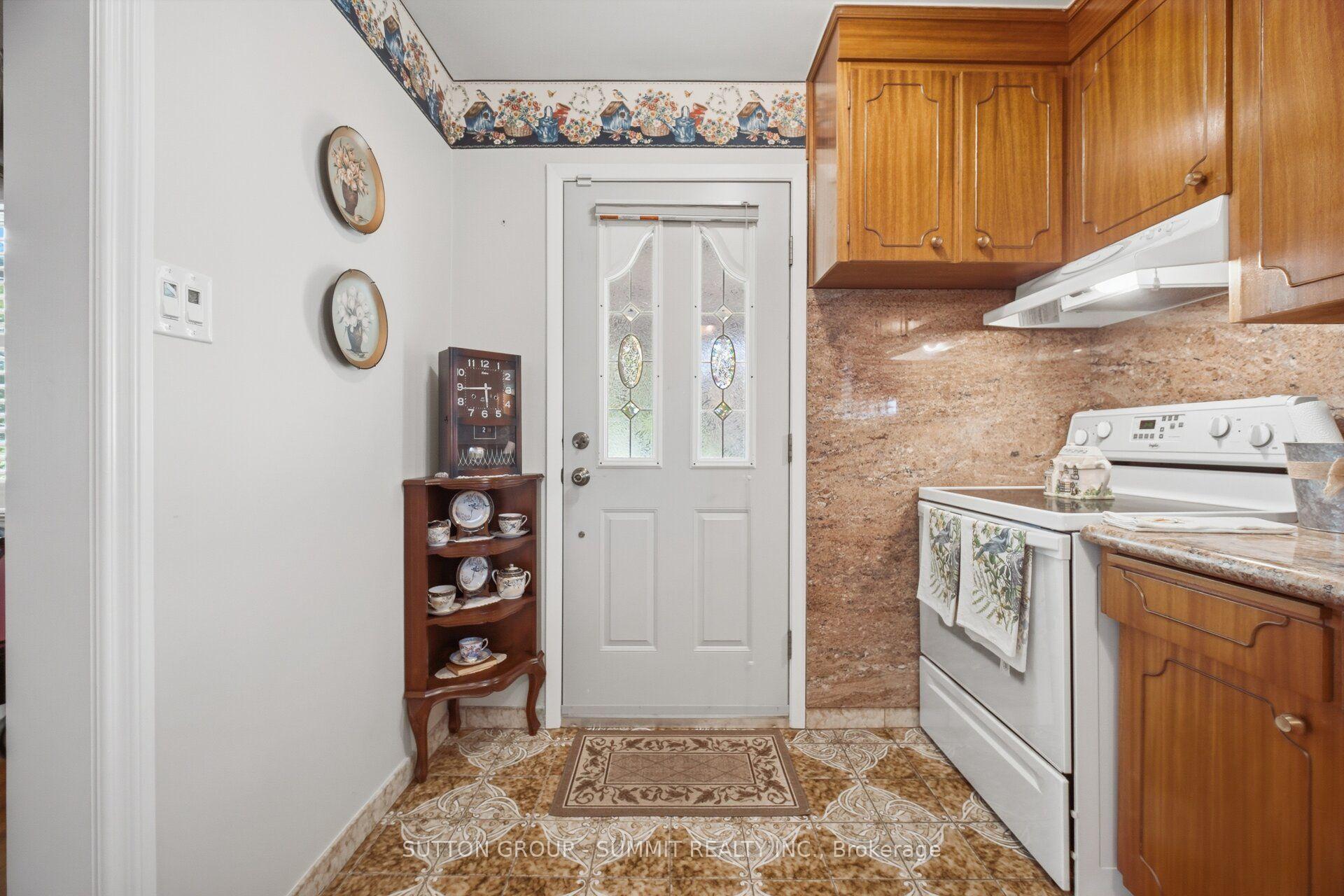 Photo 4 of 8 Woolton Crescent, North York, Brookhaven-Amesbury — HOMEH