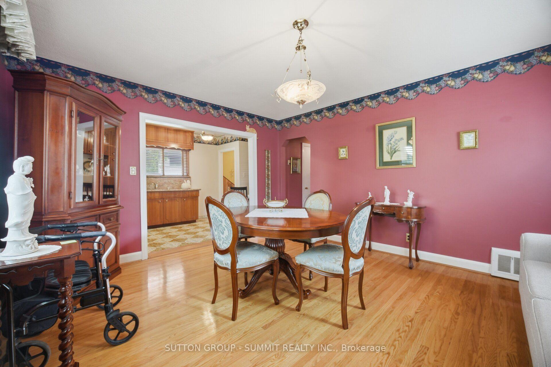 Photo 5 of 8 Woolton Crescent, North York, Brookhaven-Amesbury — HOMEH