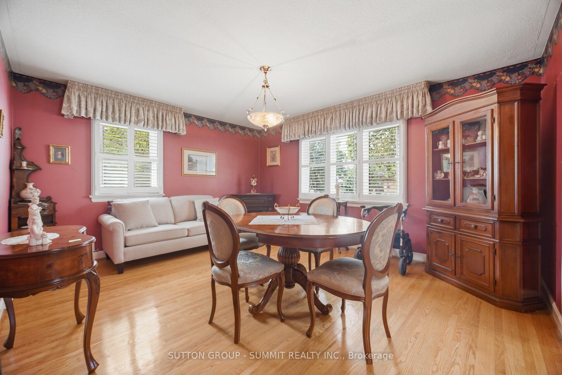 Photo 6 of 8 Woolton Crescent, North York, Brookhaven-Amesbury — HOMEH