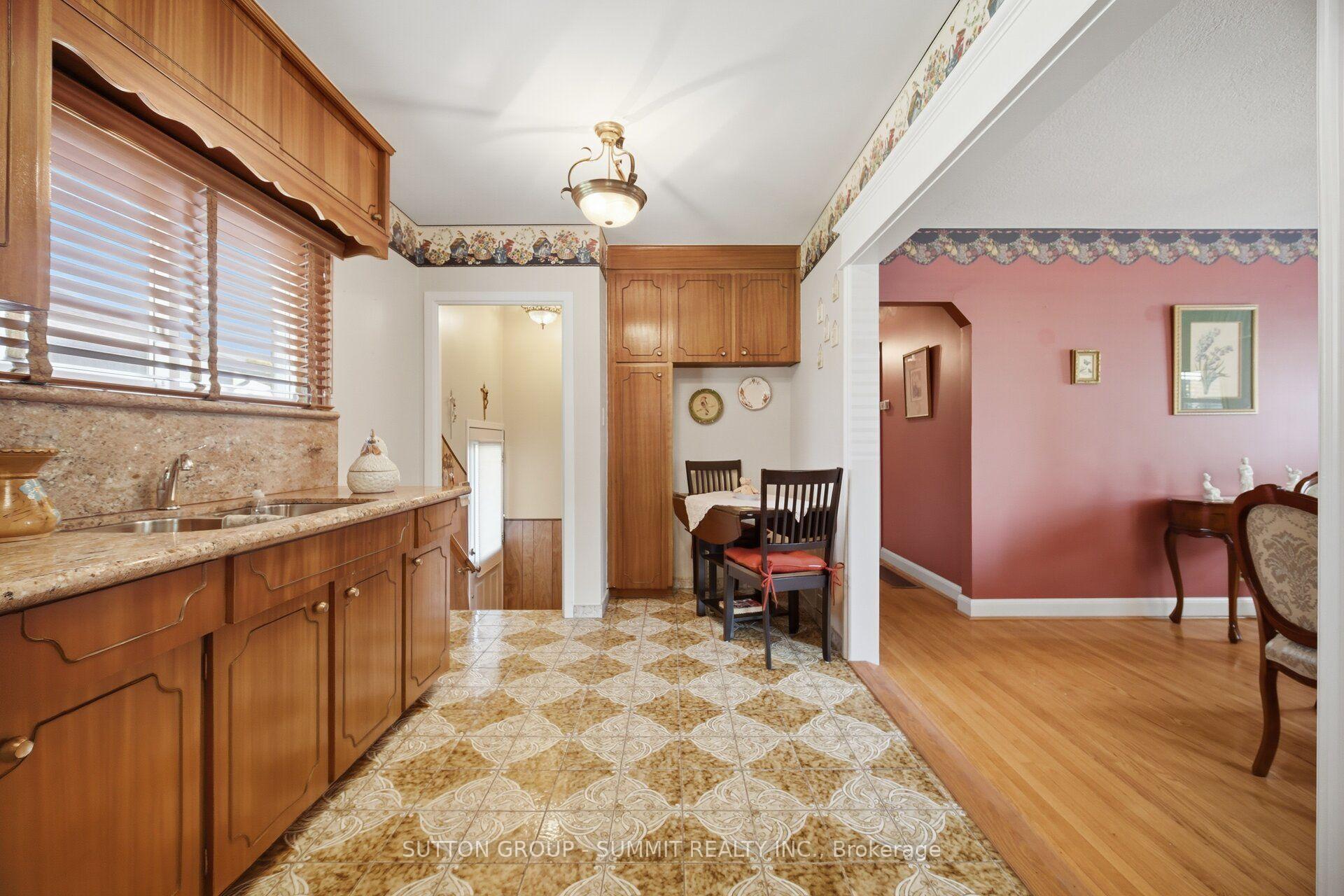 Photo 7 of 8 Woolton Crescent, North York, Brookhaven-Amesbury — HOMEH