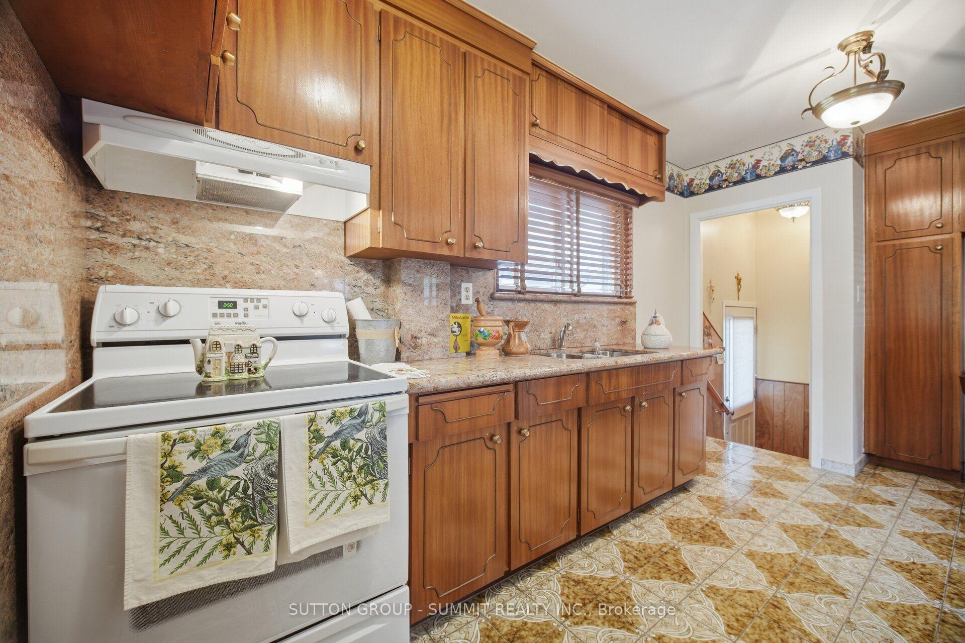 Photo 8 of 8 Woolton Crescent, North York, Brookhaven-Amesbury — HOMEH