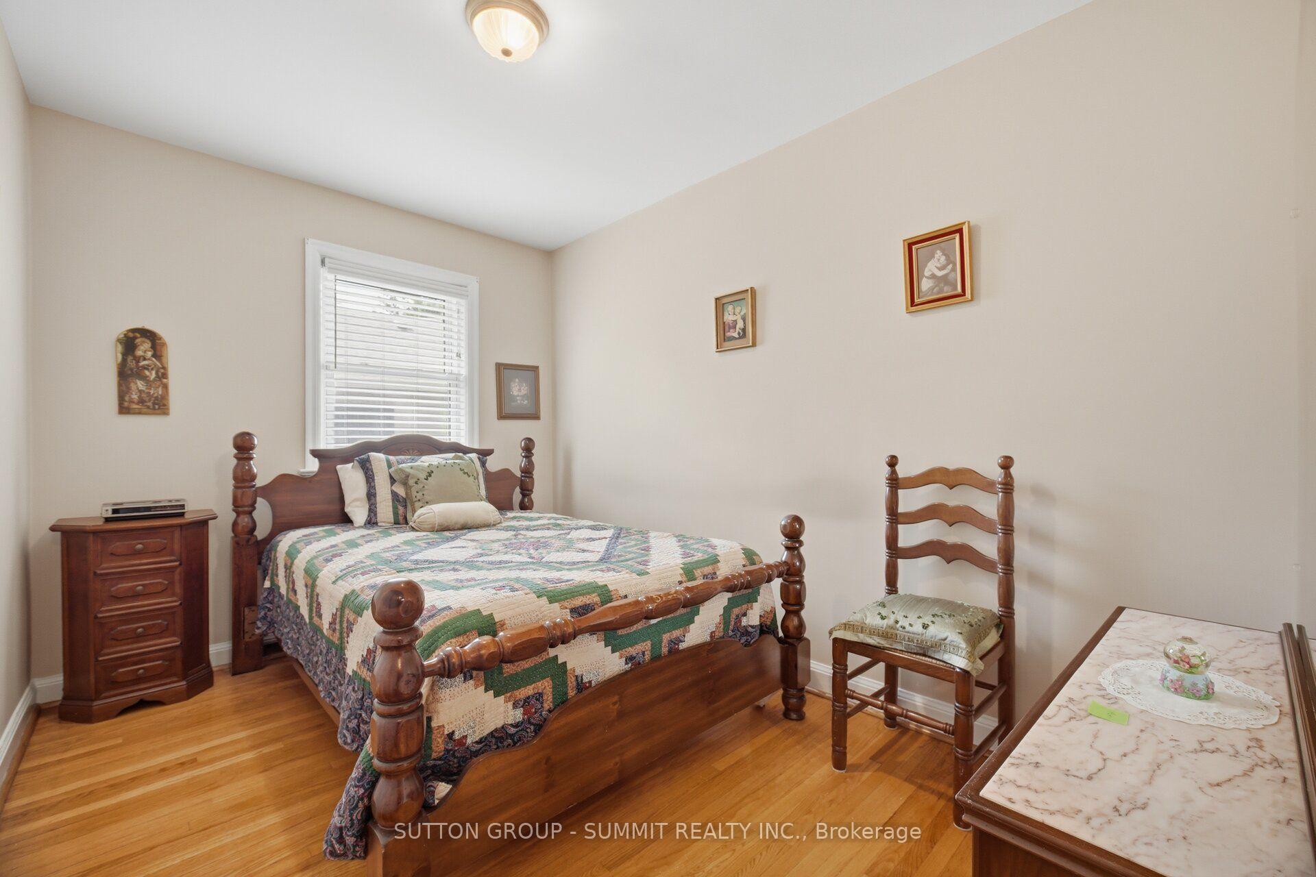 Photo 10 of 8 Woolton Crescent, North York, Brookhaven-Amesbury — HOMEH