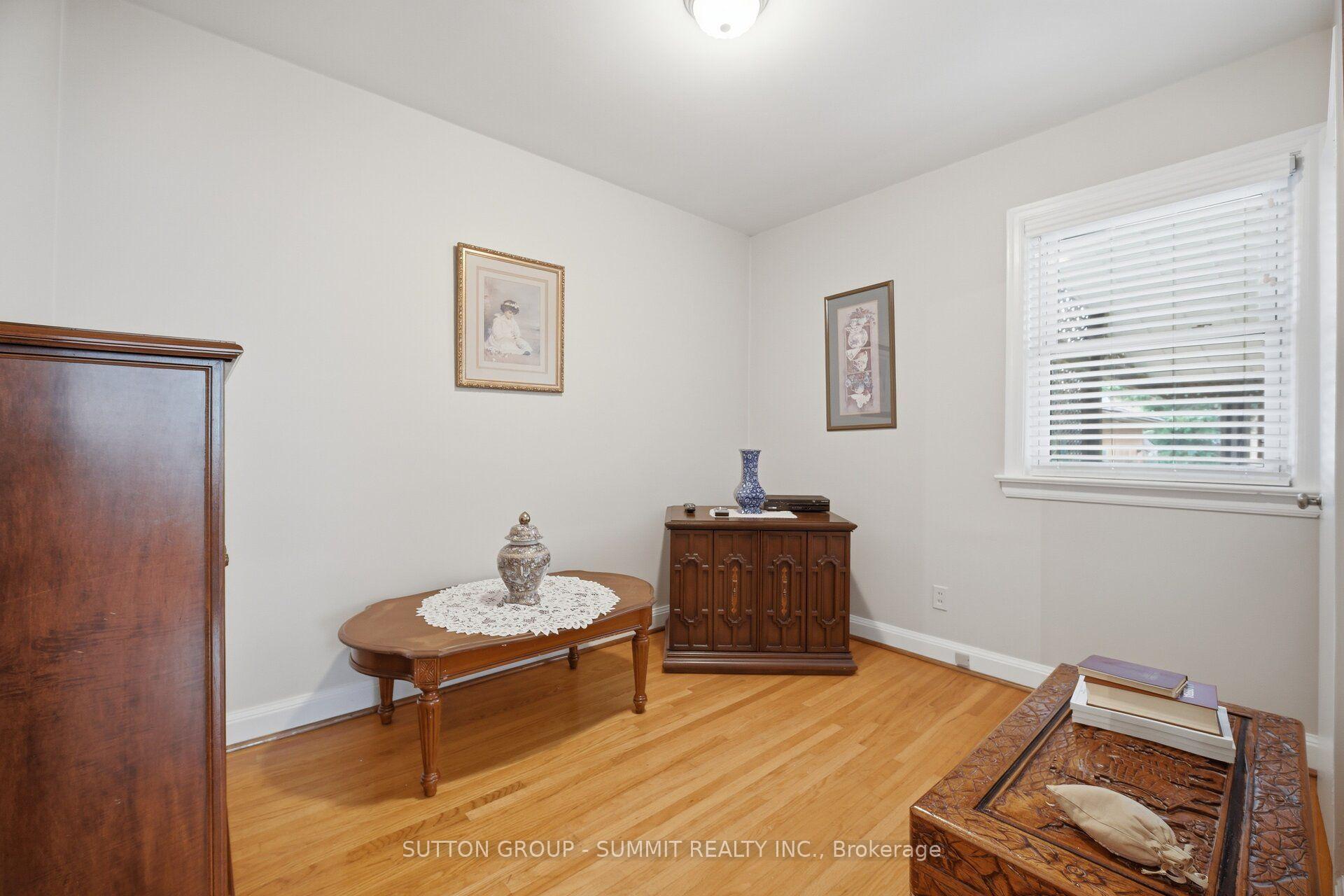 Photo 11 of 8 Woolton Crescent, North York, Brookhaven-Amesbury — HOMEH