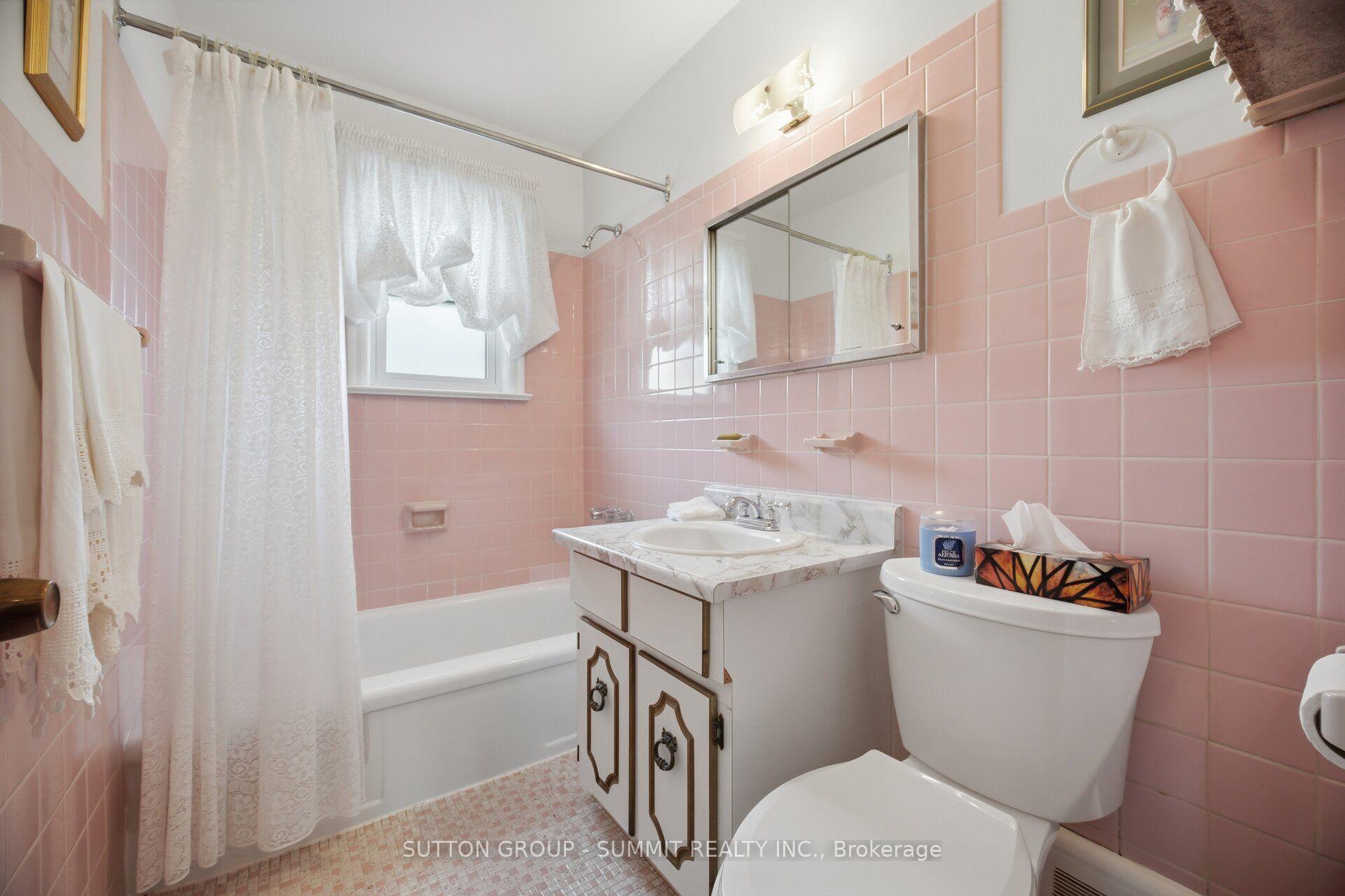 Photo 12 of 8 Woolton Crescent, North York, Brookhaven-Amesbury — HOMEH