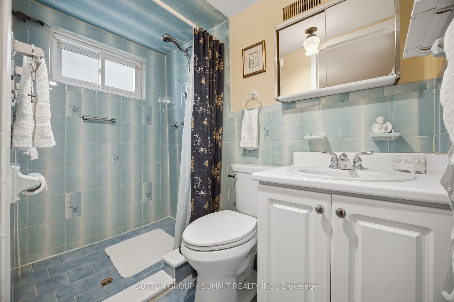 Photo 13 of 8 Woolton Crescent, North York, Brookhaven-Amesbury — HOMEH