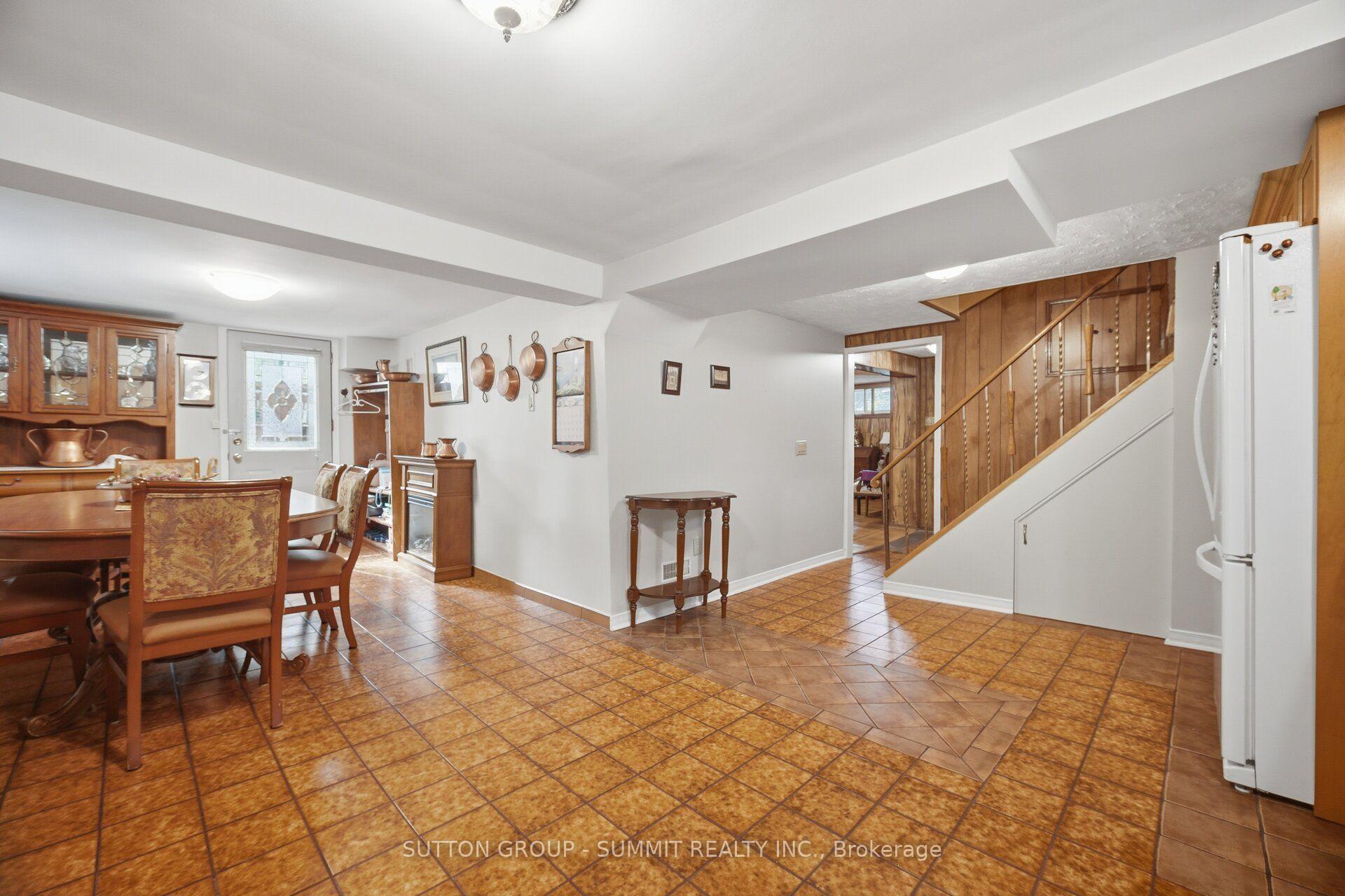 Photo 14 of 8 Woolton Crescent, North York, Brookhaven-Amesbury — HOMEH