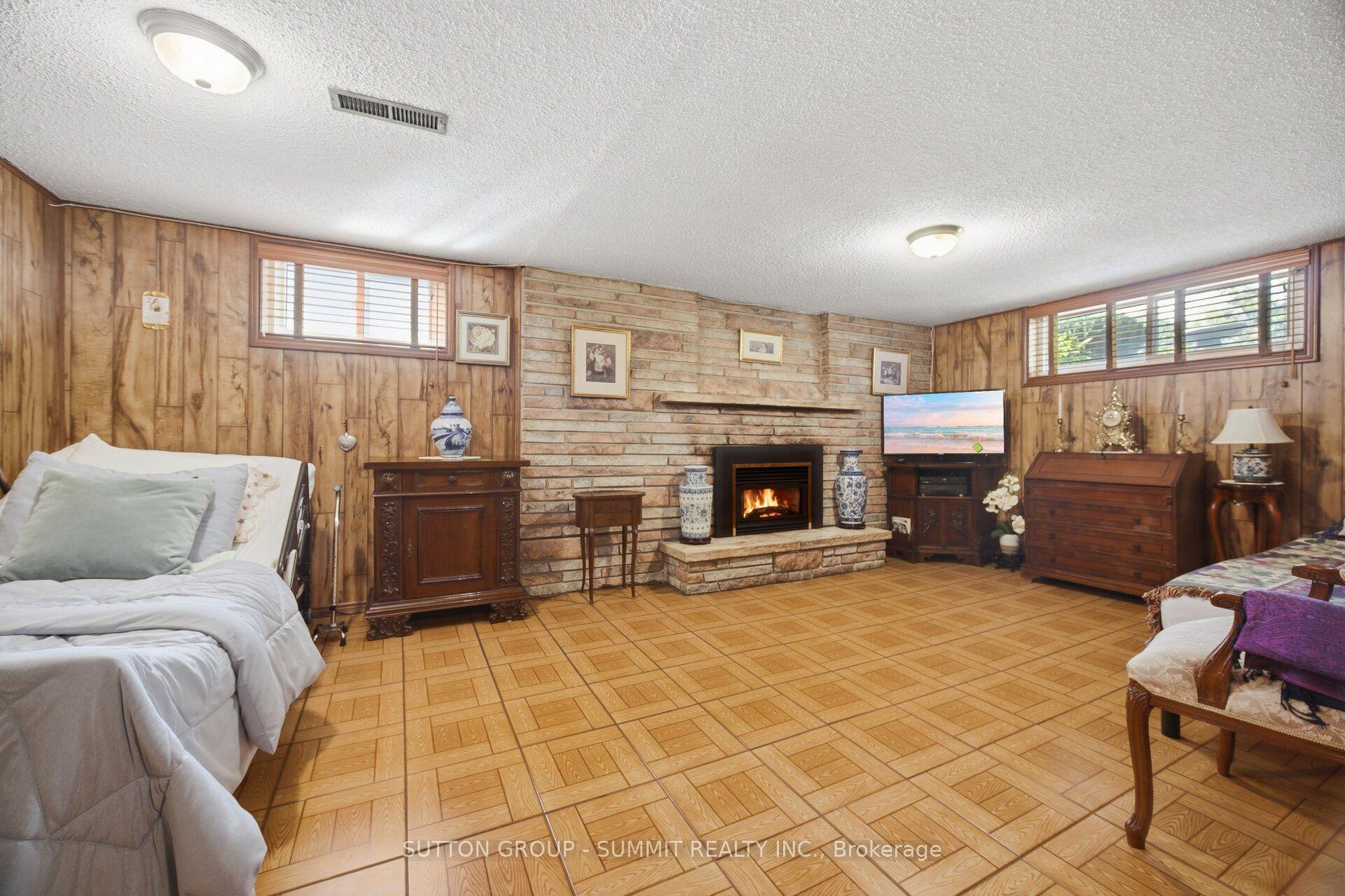 Photo 15 of 8 Woolton Crescent, North York, Brookhaven-Amesbury — HOMEH