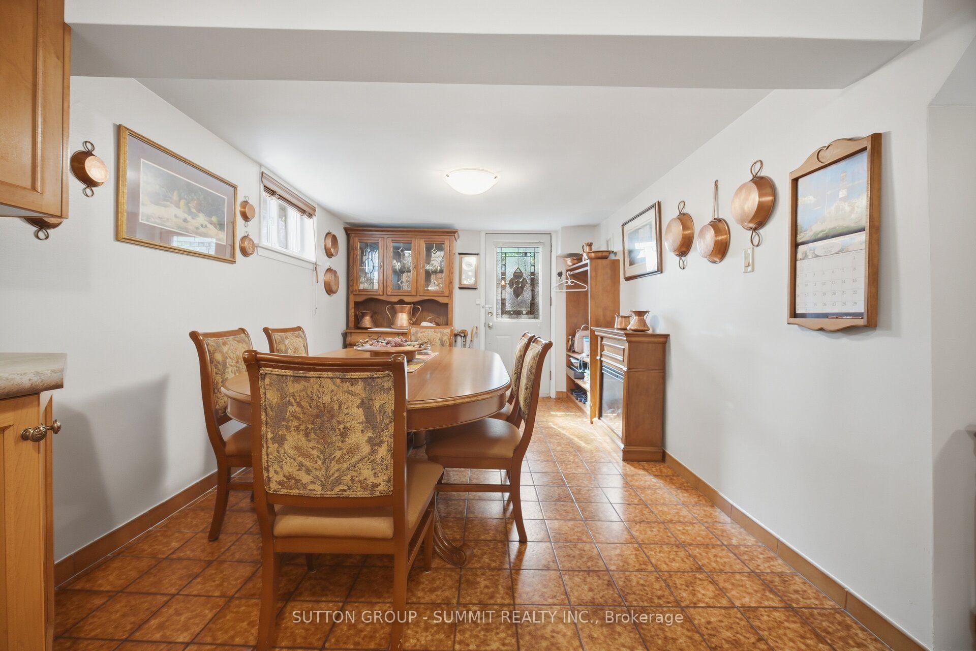 Photo 16 of 8 Woolton Crescent, North York, Brookhaven-Amesbury — HOMEH