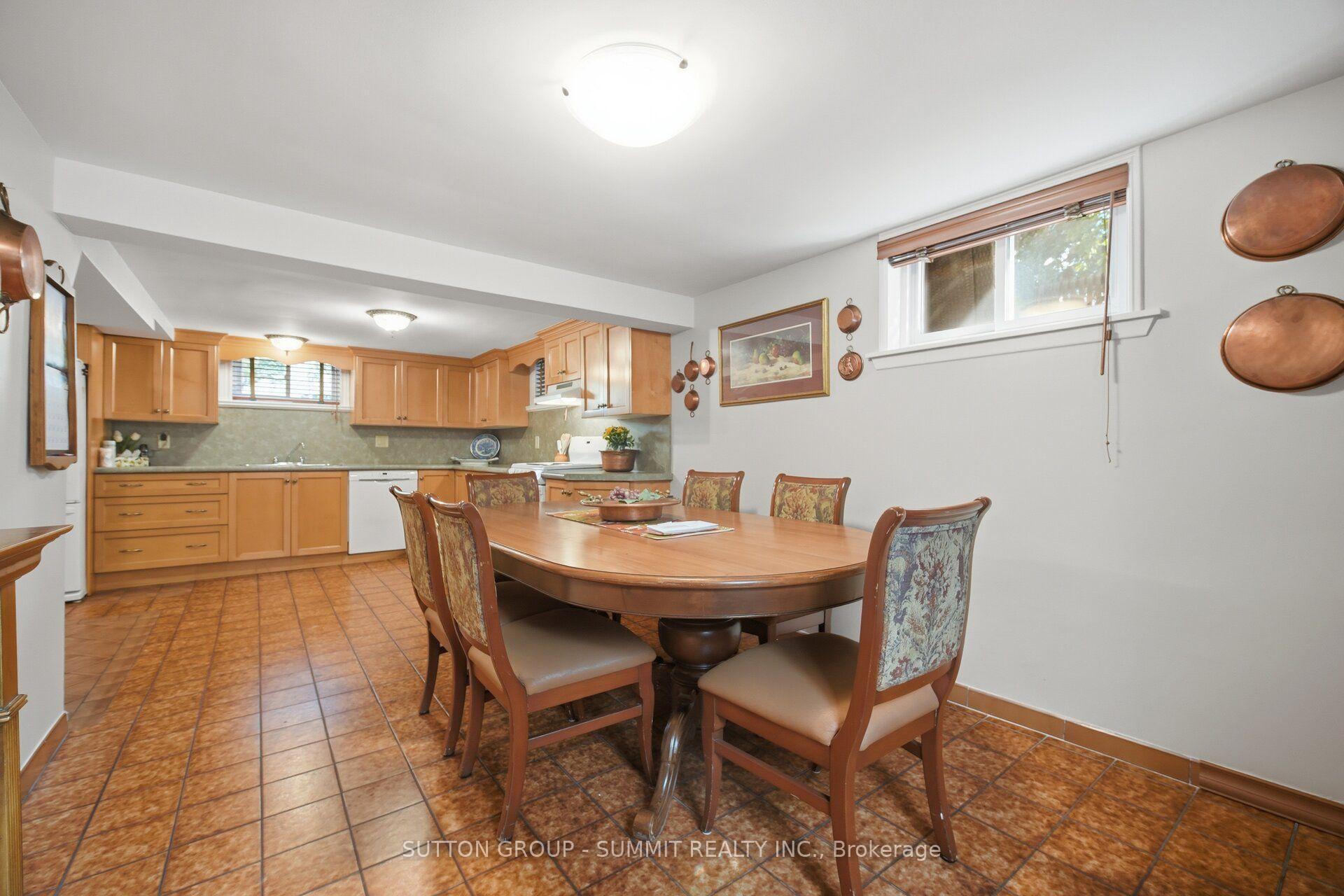 Photo 17 of 8 Woolton Crescent, North York, Brookhaven-Amesbury — HOMEH