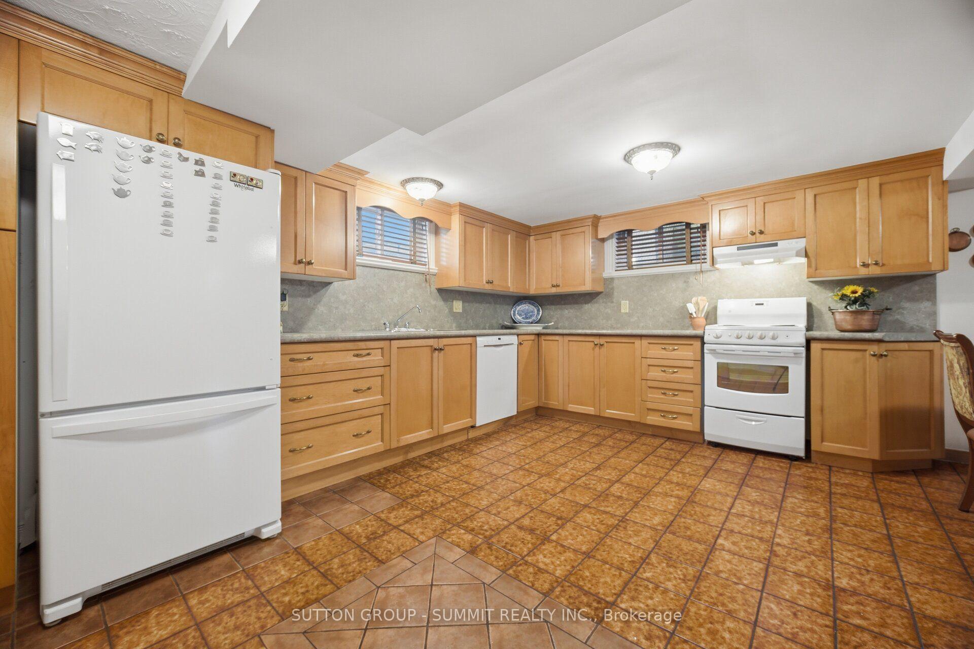 Photo 18 of 8 Woolton Crescent, North York, Brookhaven-Amesbury — HOMEH