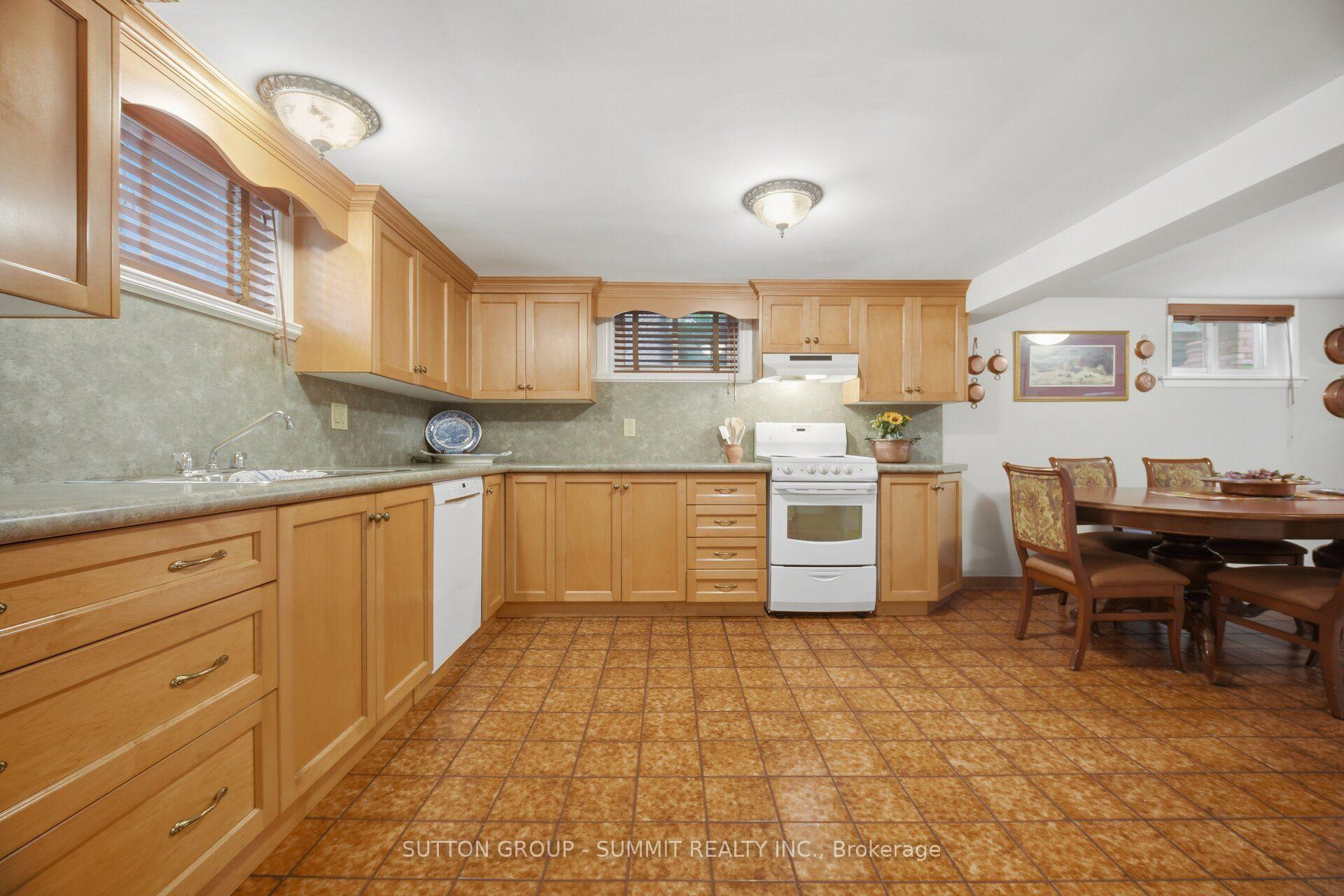 Photo 19 of 8 Woolton Crescent, North York, Brookhaven-Amesbury — HOMEH