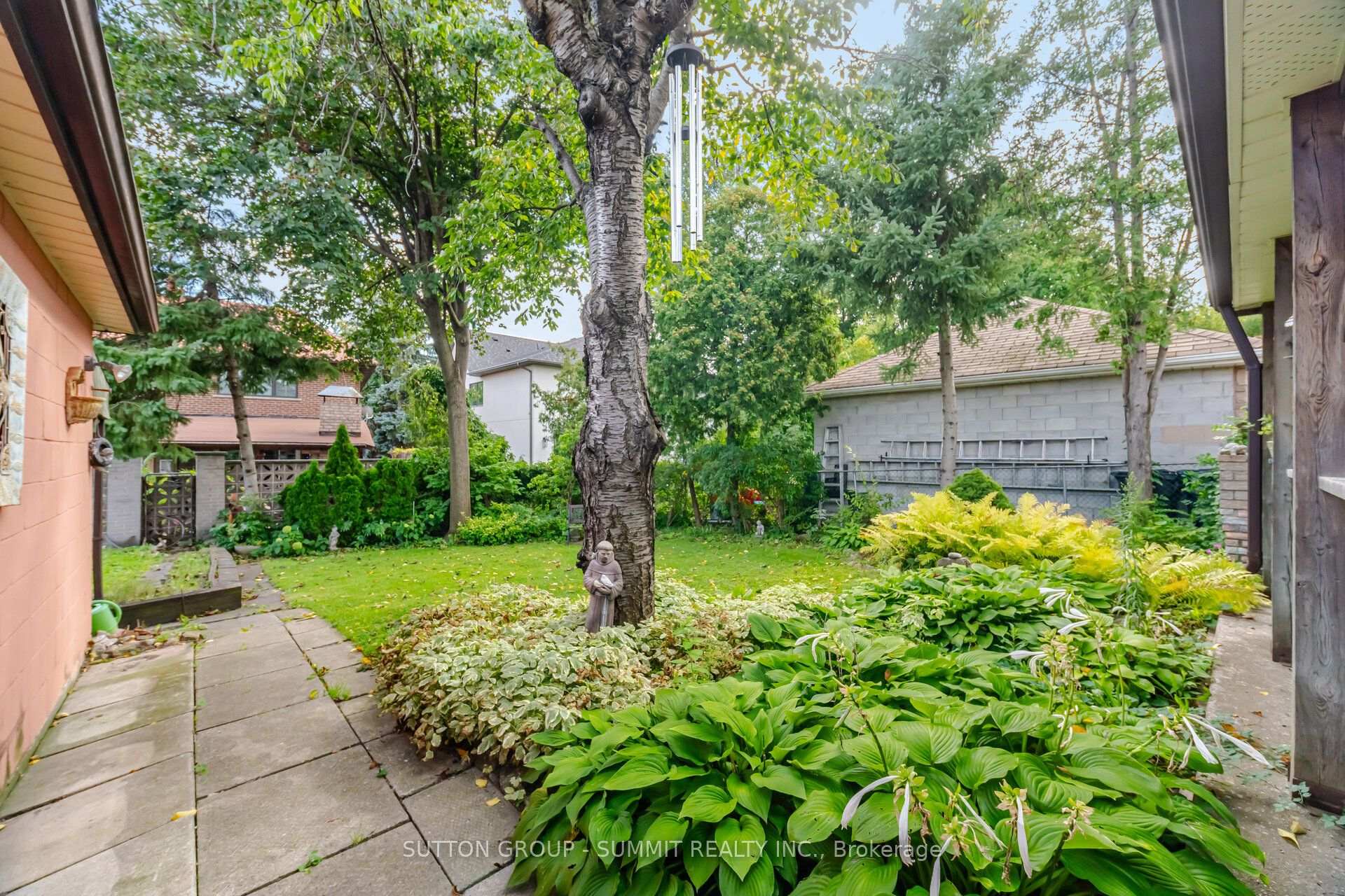 Photo 23 of 8 Woolton Crescent, North York, Brookhaven-Amesbury — HOMEH