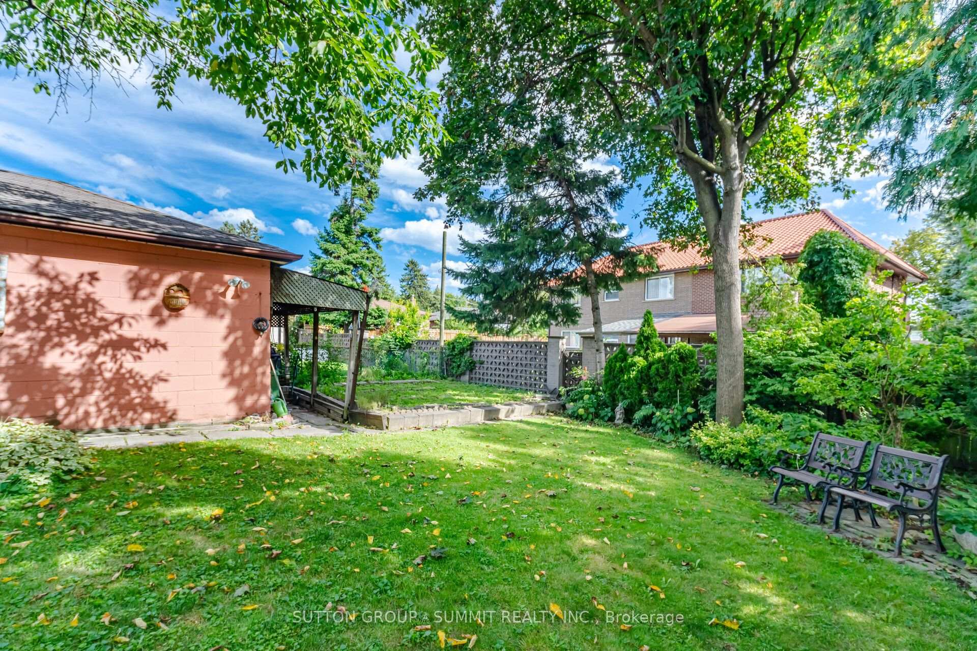 Photo 24 of 8 Woolton Crescent, North York, Brookhaven-Amesbury — HOMEH