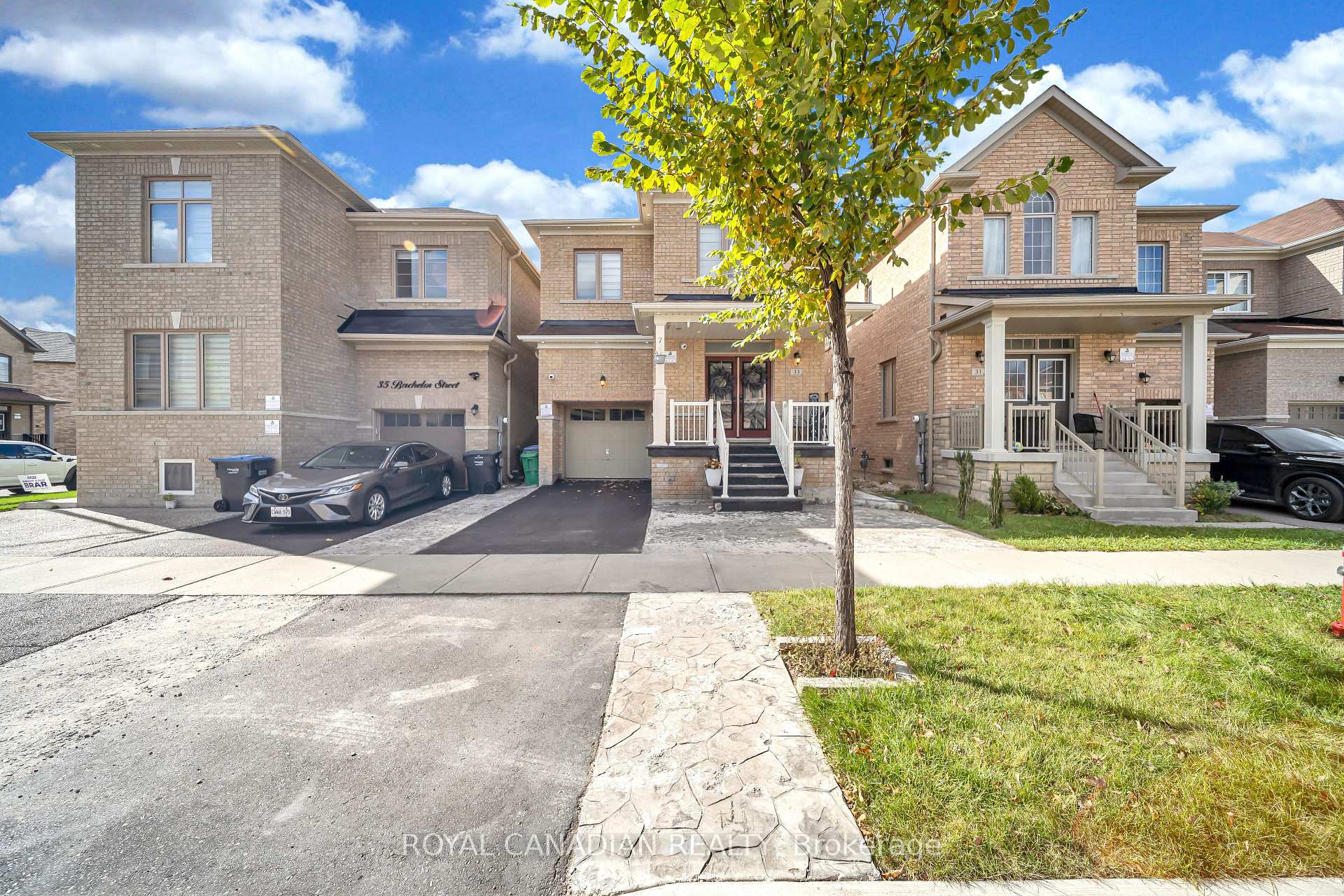 Photo 4 of 33 Bachelor Street, Brampton, Northwest Brampton — HOMEH