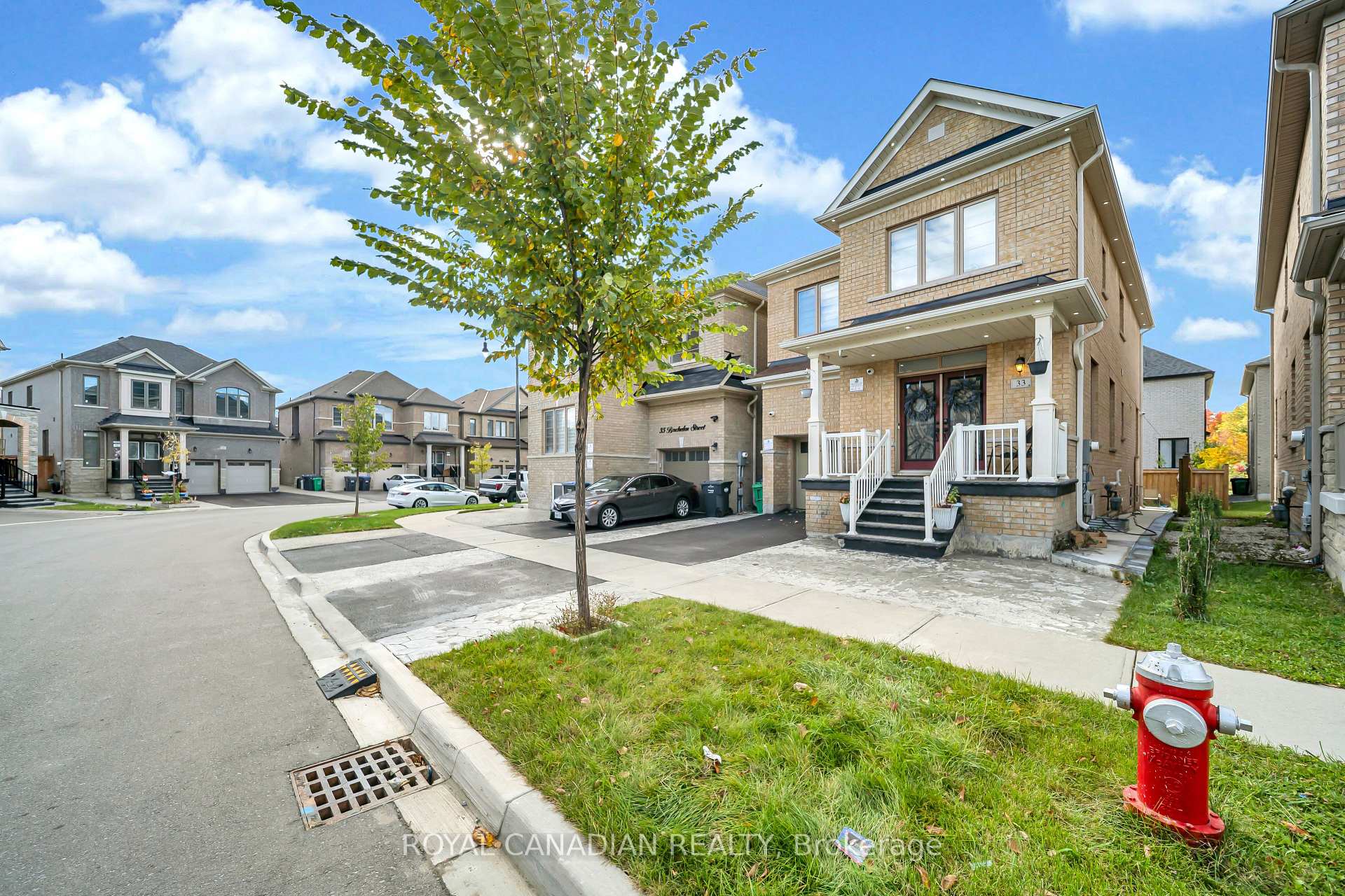 Photo 5 of 33 Bachelor Street, Brampton, Northwest Brampton — HOMEH