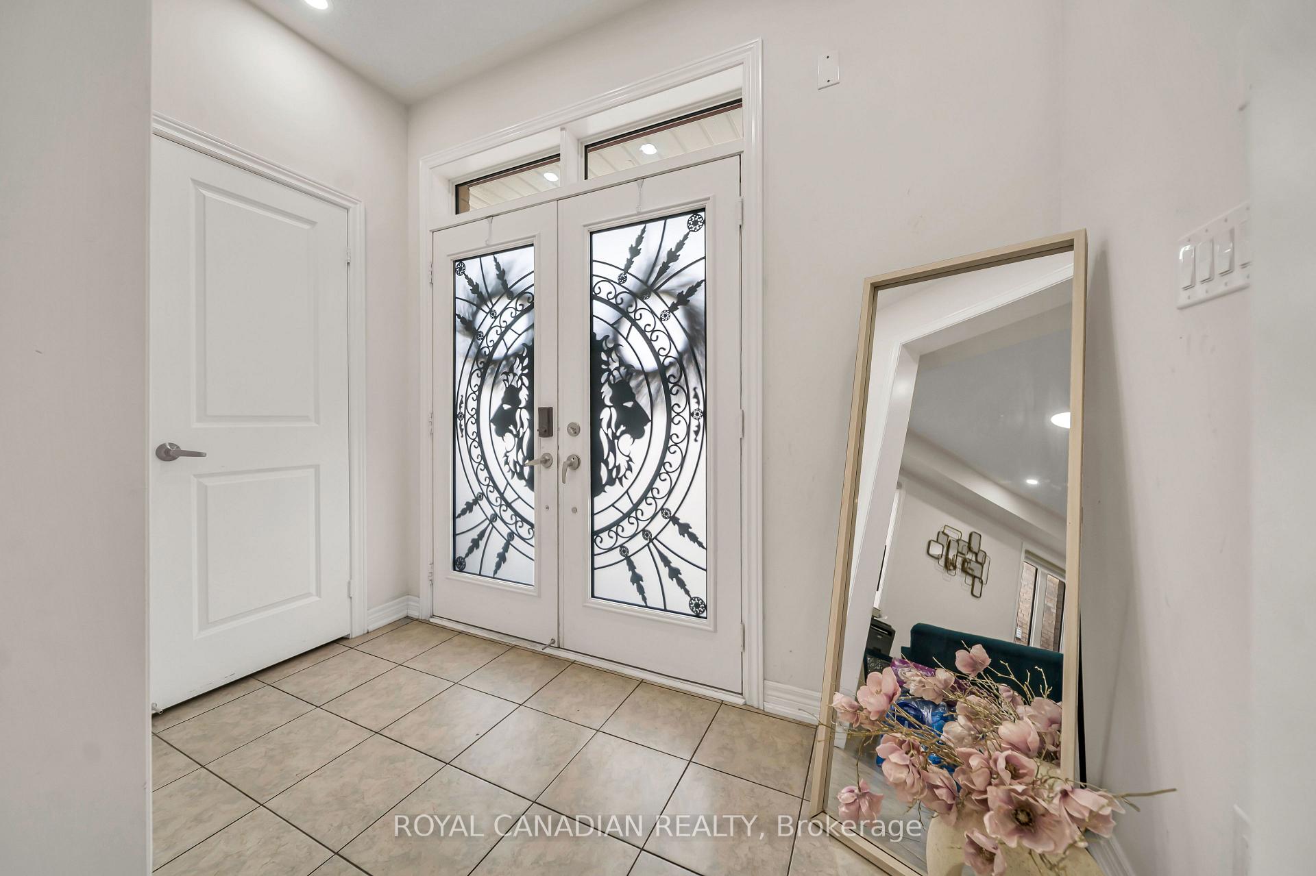 Photo 8 of 33 Bachelor Street, Brampton, Northwest Brampton — HOMEH