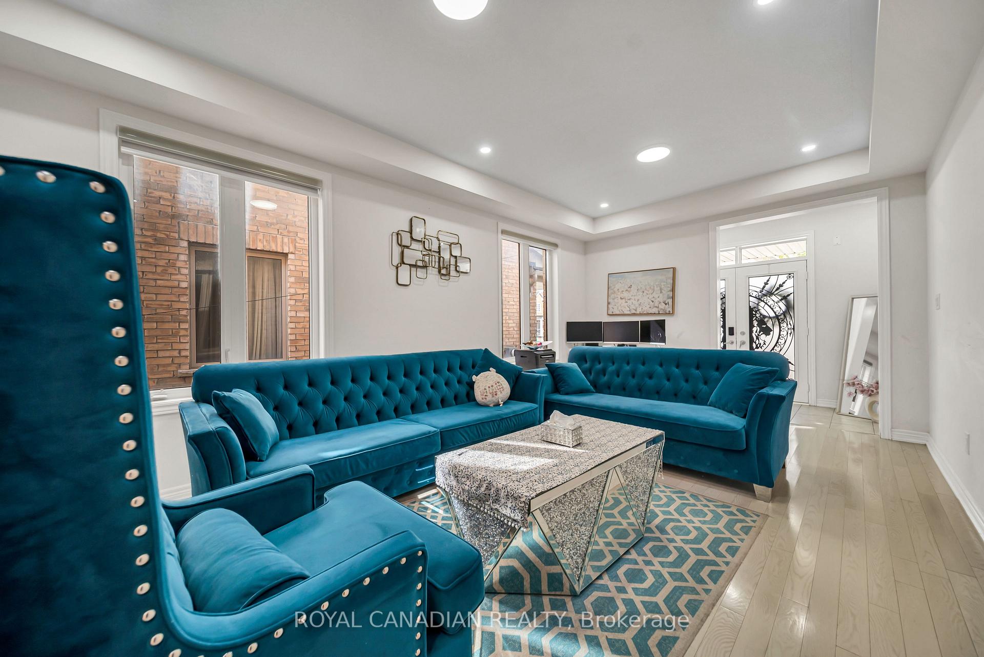 Photo 13 of 33 Bachelor Street, Brampton, Northwest Brampton — HOMEH