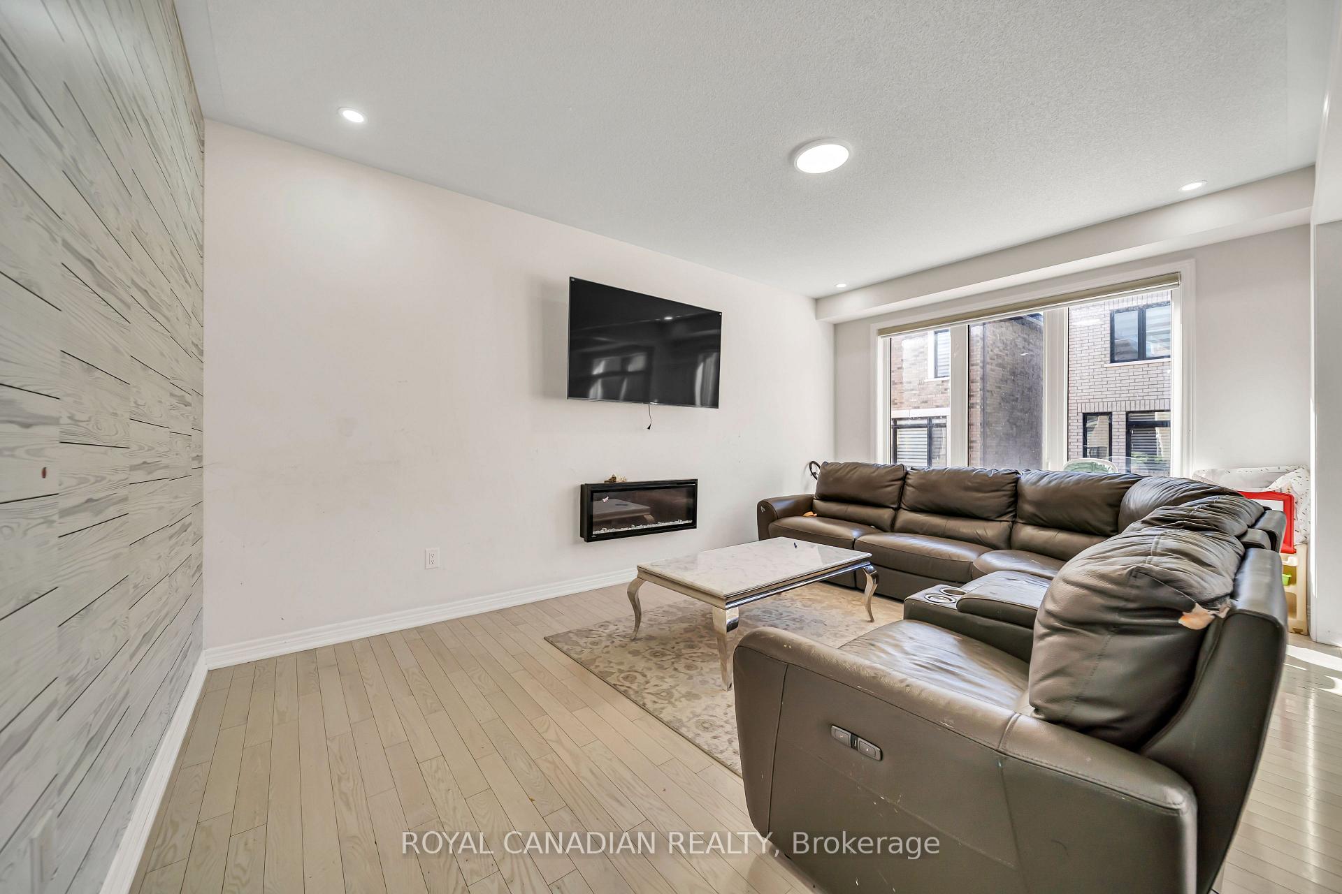 Photo 15 of 33 Bachelor Street, Brampton, Northwest Brampton — HOMEH