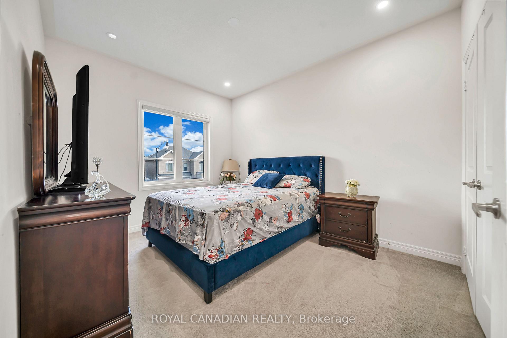 Photo 35 of 33 Bachelor Street, Brampton, Northwest Brampton — HOMEH