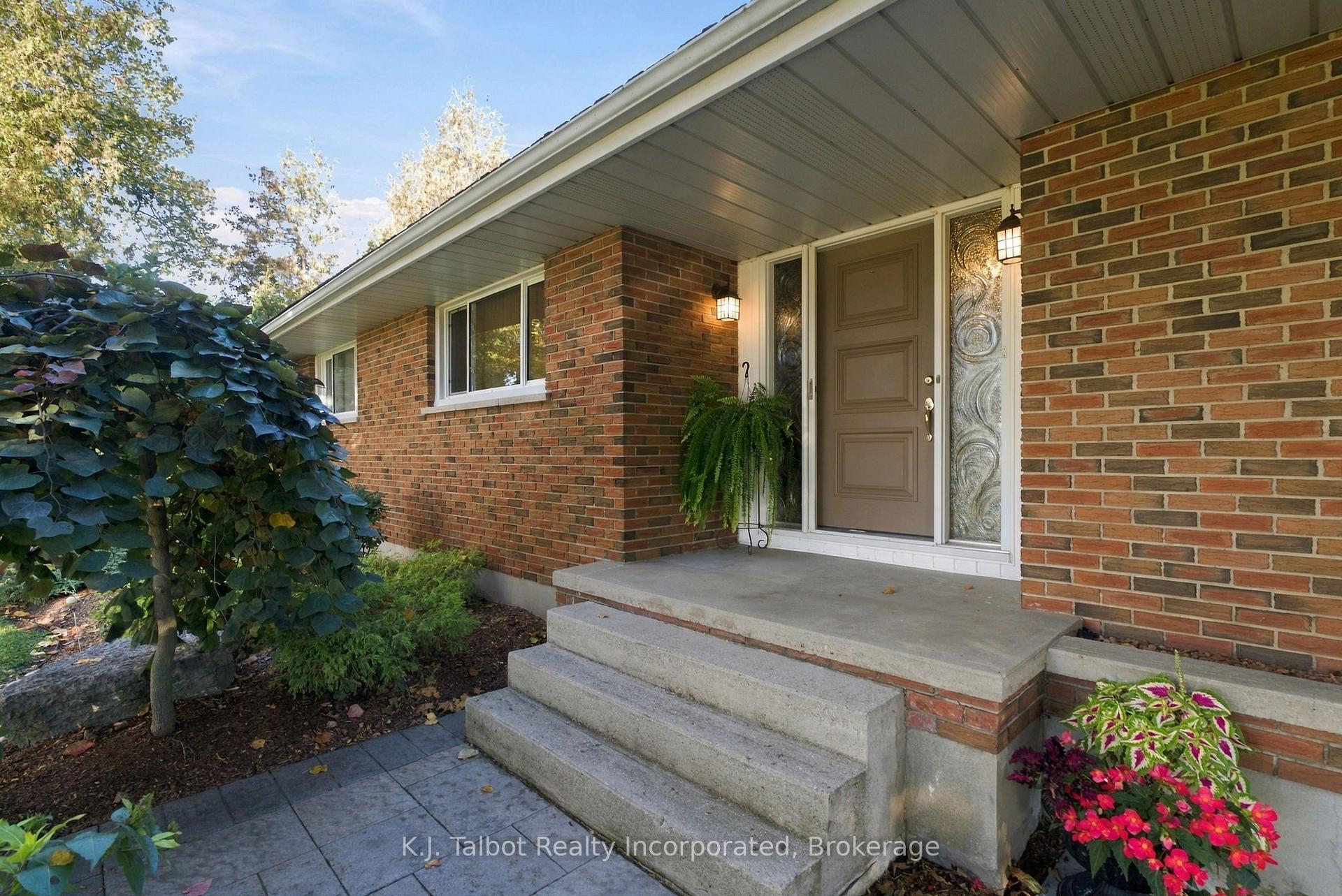 Photo 4 of 33696 Black's Point Road, Central Huron, Goderich — HOMEH