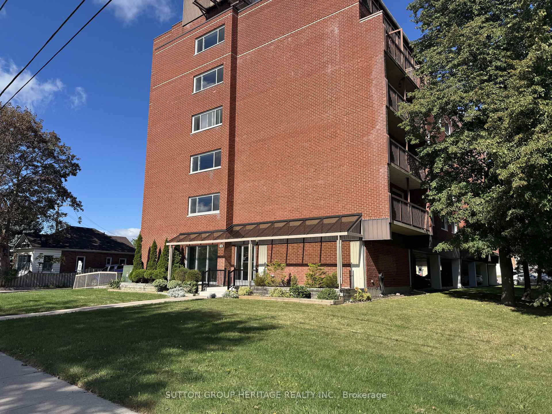 Photo of Unit 403, 144 Queen Street W