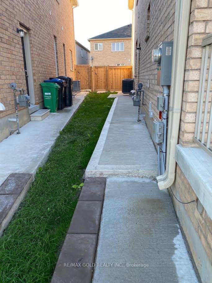 Photo 5 of Unit Bsmt, 91 Yardley Crescent, Brampton, Credit Valley — HOMEH